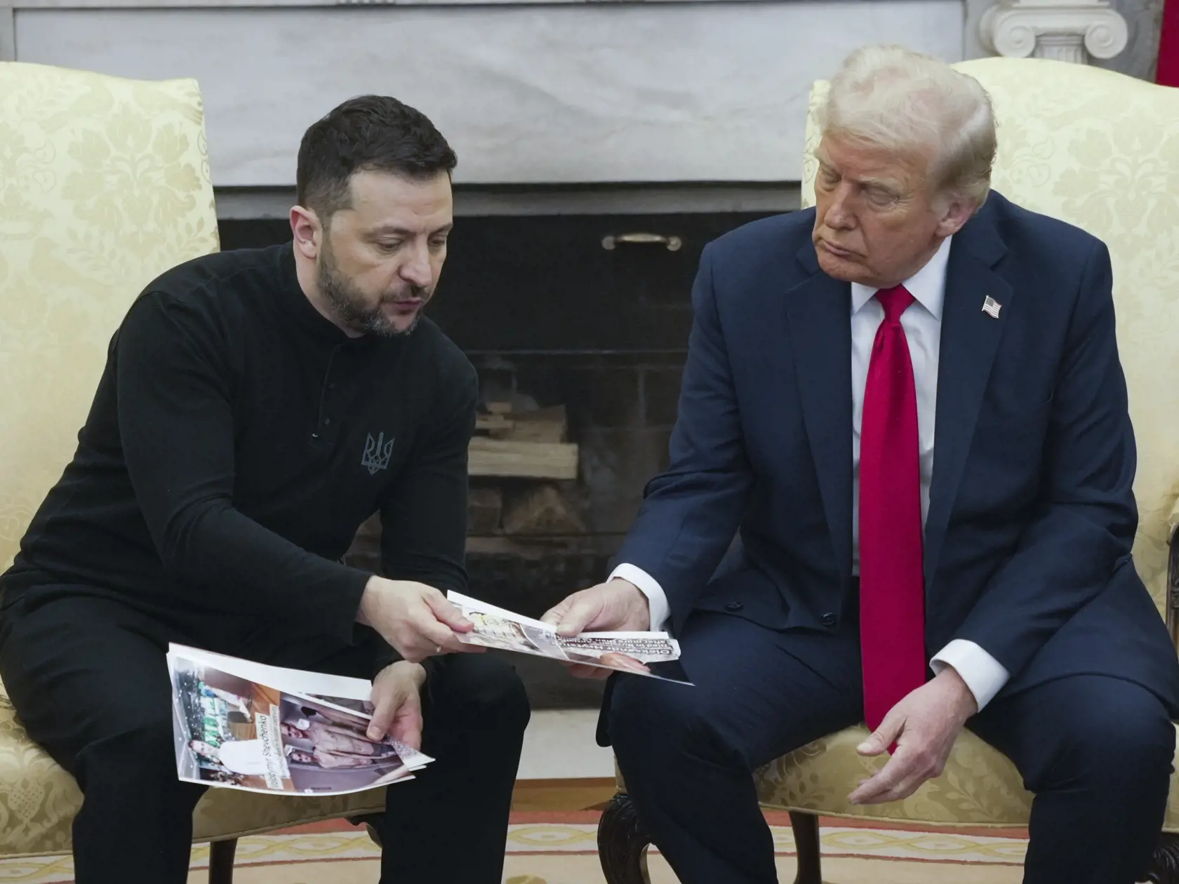 Americký prezident Donald Trump a ukrajinský prezident Volodymyr Zelenskyj počas stretnutia v Oválnej pracovni Bieleho domu vo Washingtone v piatok 28. februára 2025.
