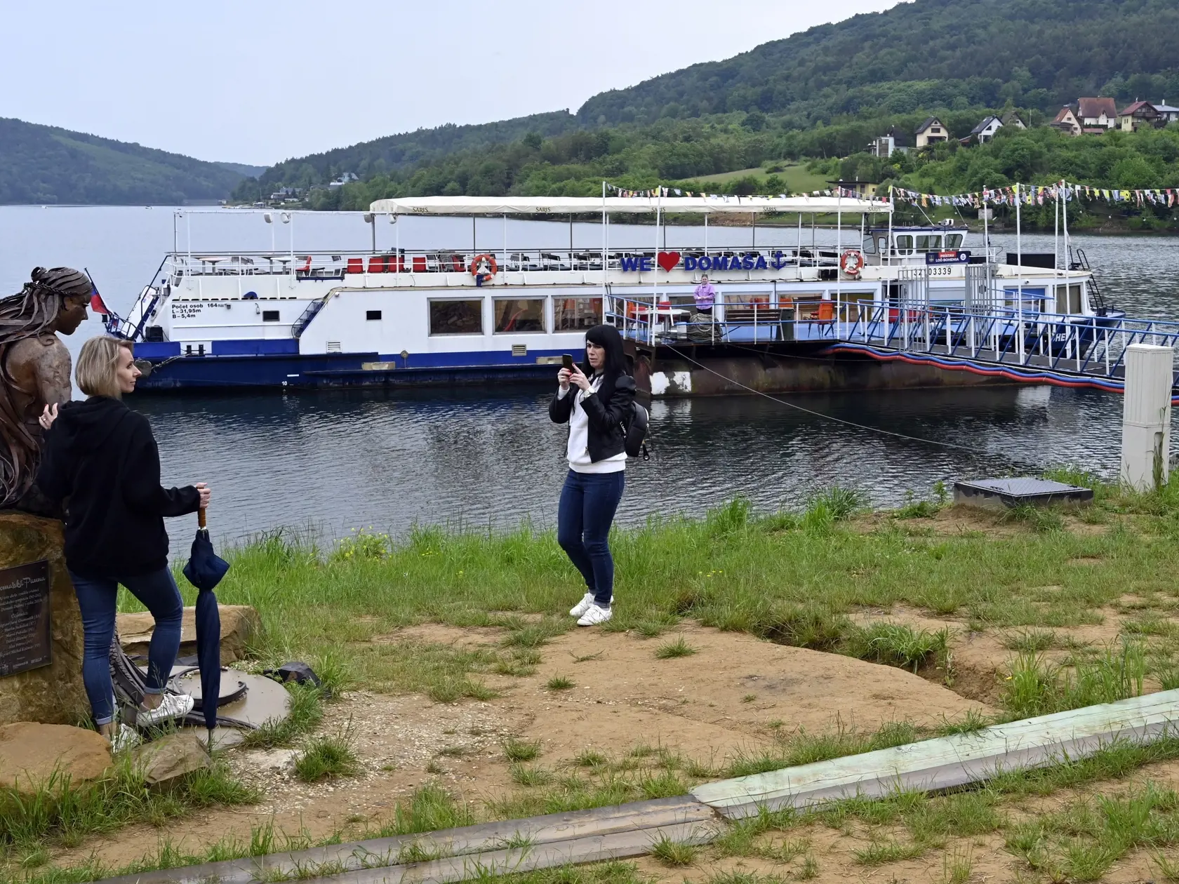 V sobotu 5. júna 2021 sa uskutočnili prvé náučné okružné plavby na lodi Bohemia po vodnej nádrži Domaša v tejto sezóne.  Na snímke vyhliadková loď Bohemia v prístavisku v zátoke vodnej nádrže Domaša – Dobrá 5. júna 2021 v Kvakovciach. FOTO TASR – Roman Hanc