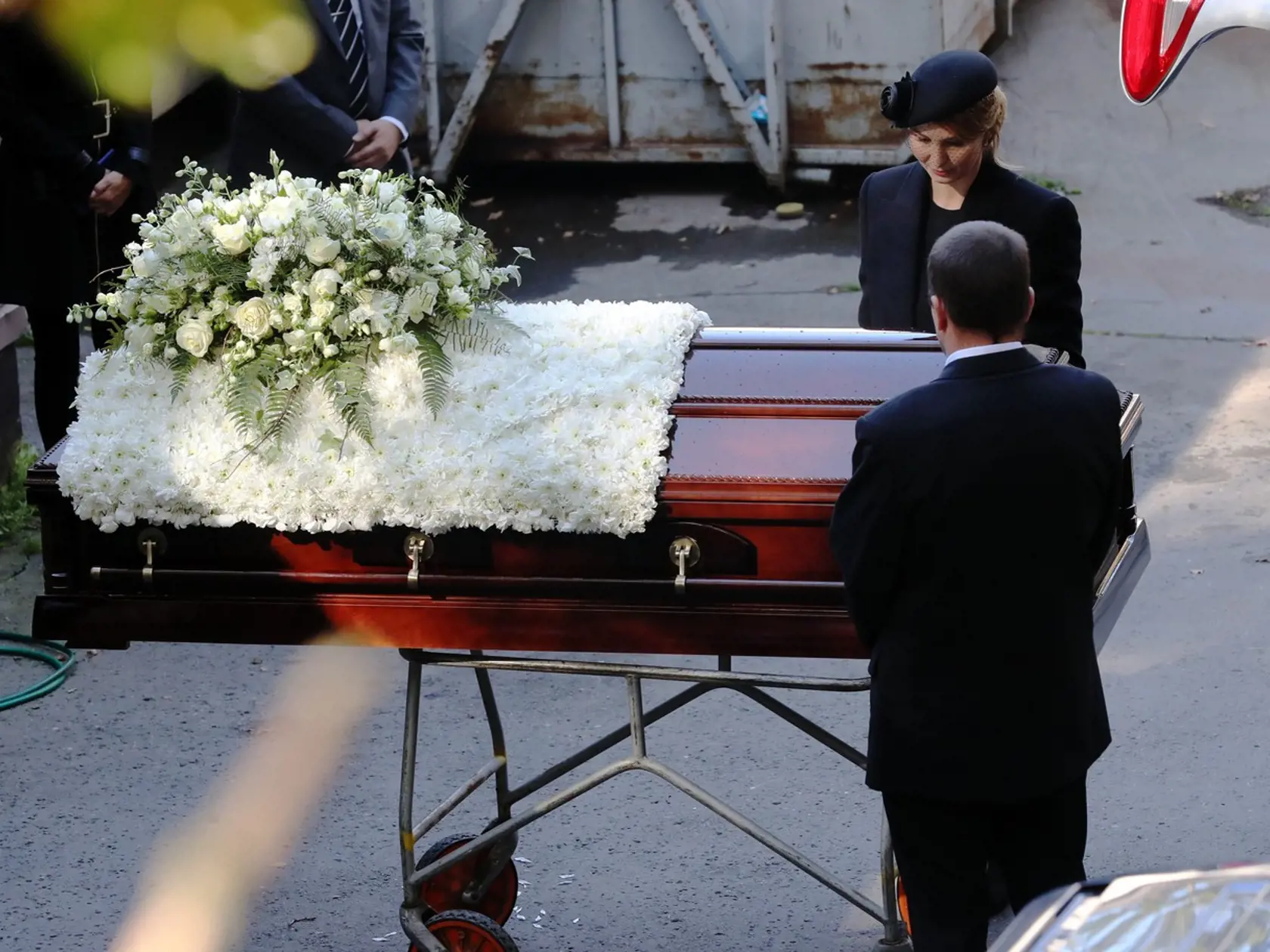 Toto bol záber, ktorý rezonoval v mediách dosť dlho. Spevákove telo nakladajú do auto na dosť nevhodnom mieste