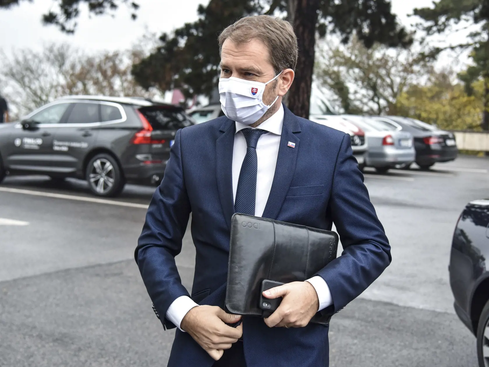 Na snímke predseda vlády SR Igor Matovič počas príchodu na zasadnutie ústredného krízového štábu SR 16. novembra 2020 v Bratislave. FOTO TASR - Pavol Zachar