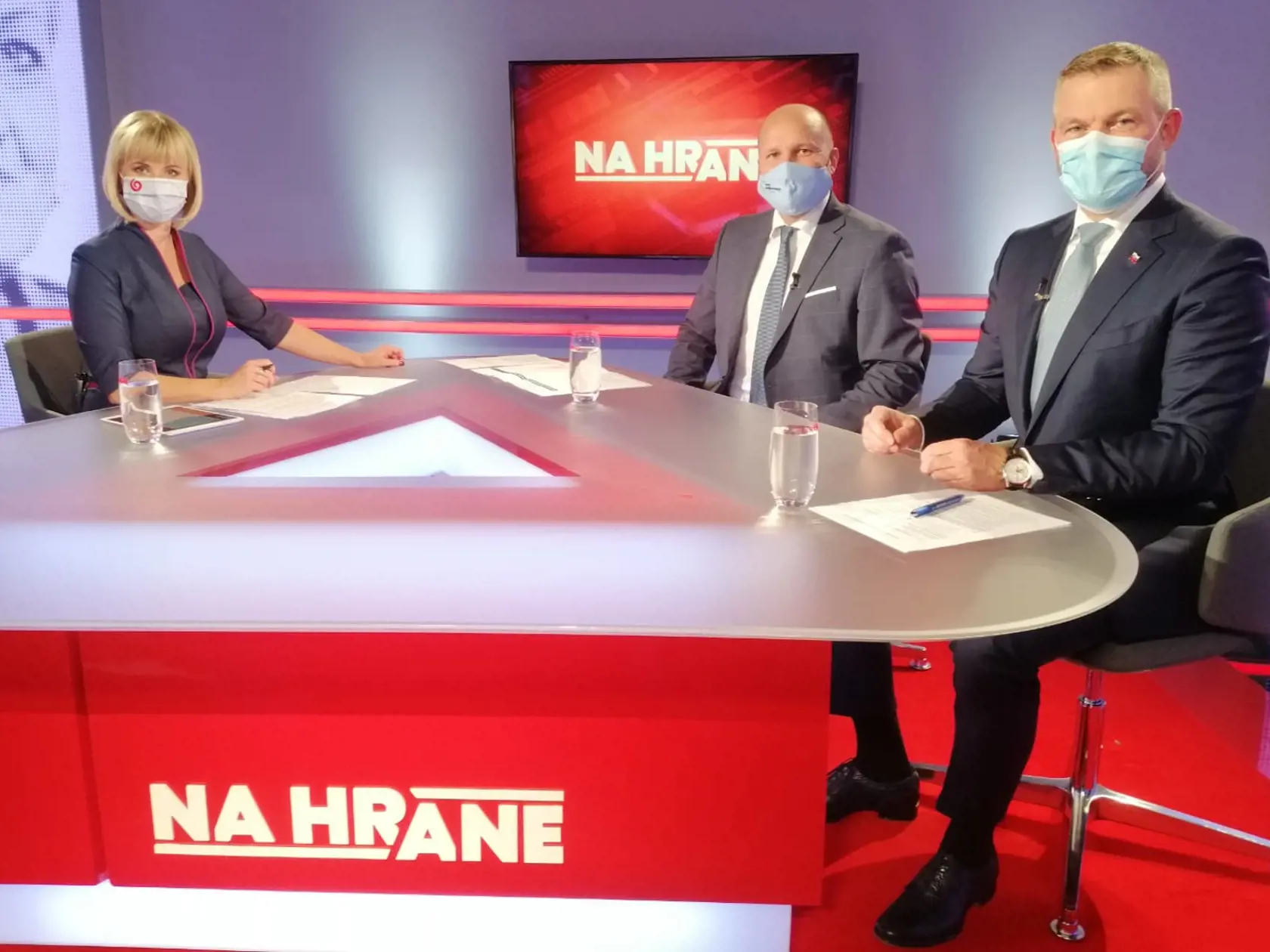 Moderátorka "Na hrane" Jana Krescanko Dibáková oslavovala v deň vysielania tejto relácie narodeniny. Jej hostia jej pripravili malé prekvapenie.
