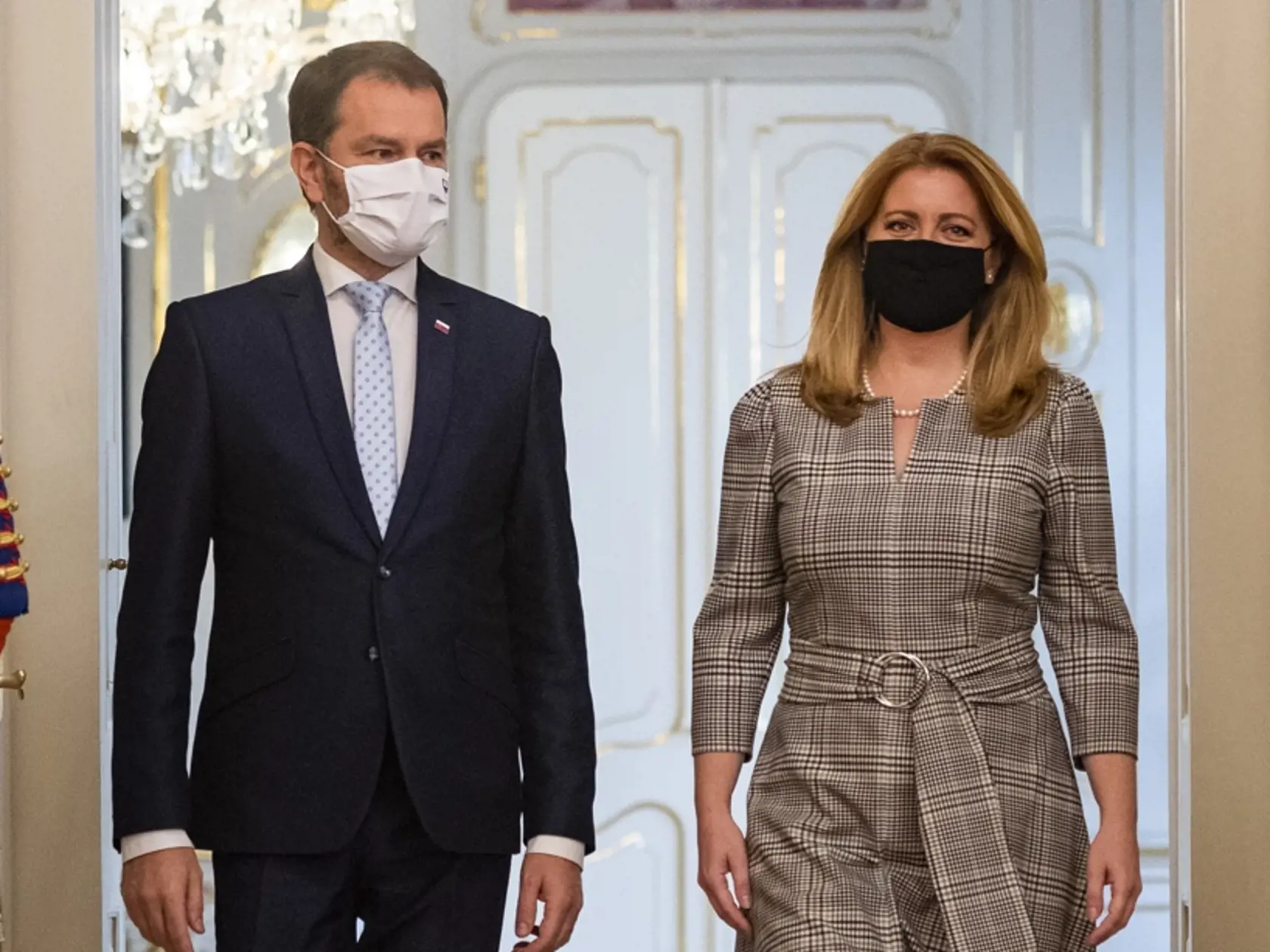 Na snímke prezidentka SR Zuzana Čaputová a predseda vlády SR Igor Matovič prichádzajú na tlačovú konferenciu k záverom ich utorkového stretnutia, v stredu 4. novembra 2020 v Bratislave. FOTO TASR - Jaroslav Novák