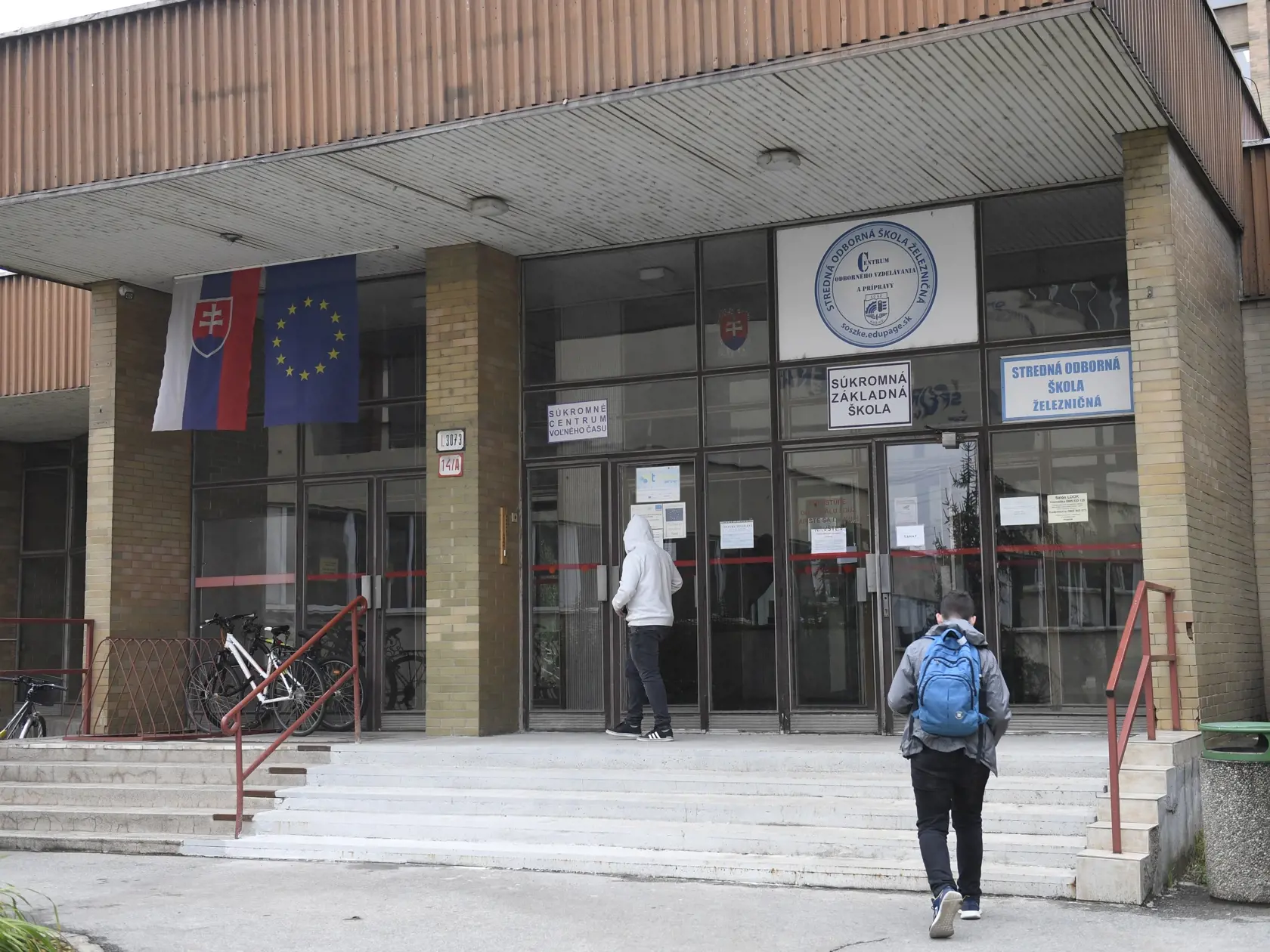 Matovič dokonca hovorí, že výtery by mohol pri deťoch nahradiť nový spôsob odoberania vzoriek – kloktanie. „Uvažujeme nad tým, že by sme nasadili testovanie detí v školách kloktadlami. Najmä aby to mali deti komfortnejšie ako s paličkou v nose,“ priblížil premiér.