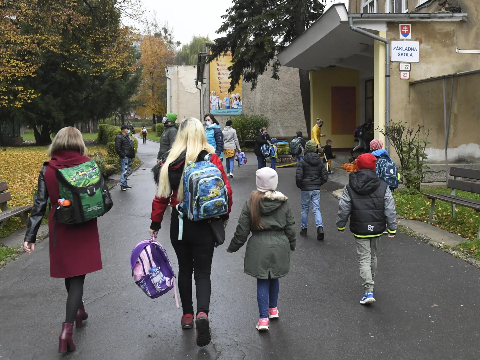 Žiaci druhého stupňa a stredoškoláci sú doma už od 26. októbra. Po ich návrate do škôl volá čoraz viac rodičov, ale aj odborníkov. Hlavným argumentom je, že deti neprichádzajú len o vedomosti, ale aj o sociálne väzby.