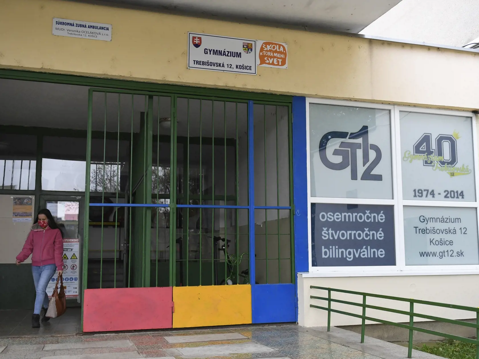 Testovanie, resp. kloktanie, by sa však týkalo zrejme len žiakov druhého stupňa a stredoškolákov. Deti prvého stupňa chodia do škôl už dnes. Tí žiaci a rodičia, ktorí na testy nepôjdu, zostanú v domácom vzdelávaní.
