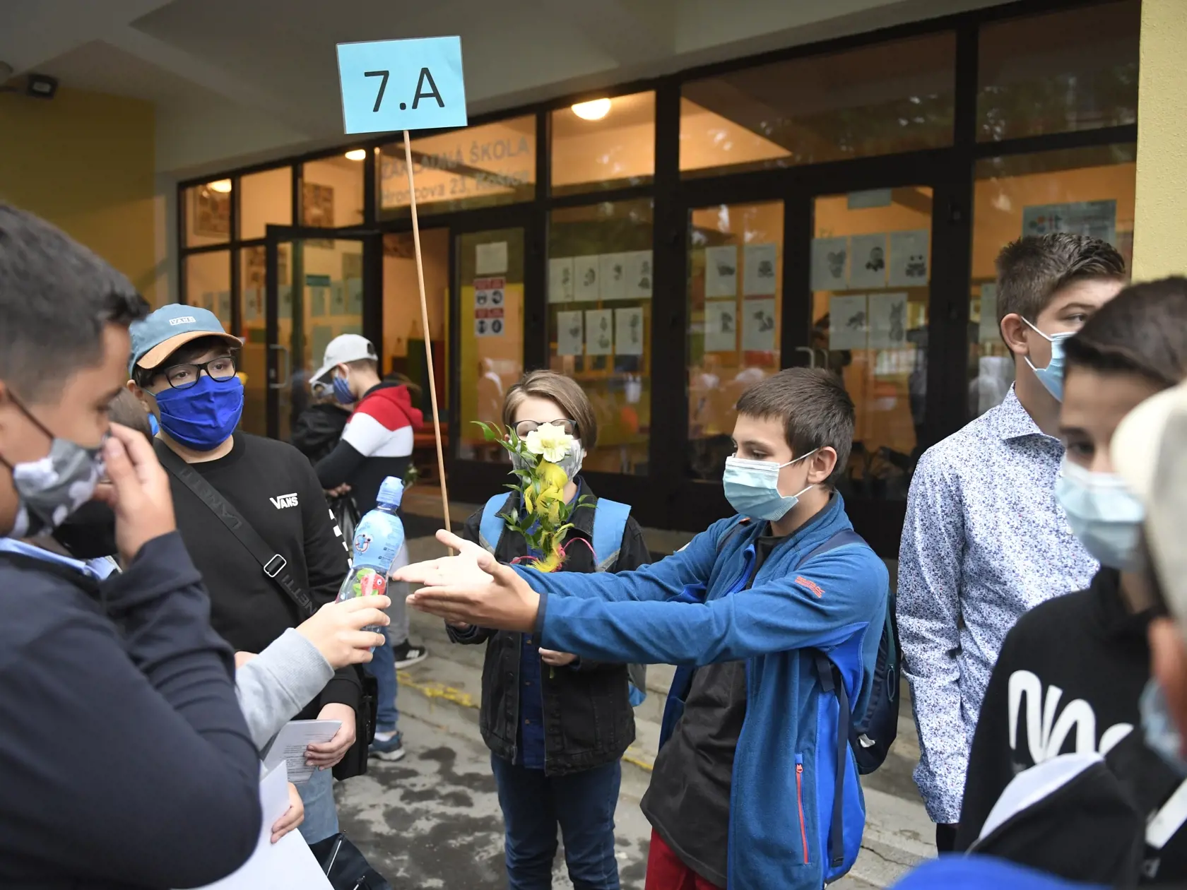 Školy v najrizikovejších regiónoch by sa potom testovali raz za týždeň, v stredne rizikových regiónoch napríklad každé dva týždne a v najmenej rizikových raz za tri týždne.