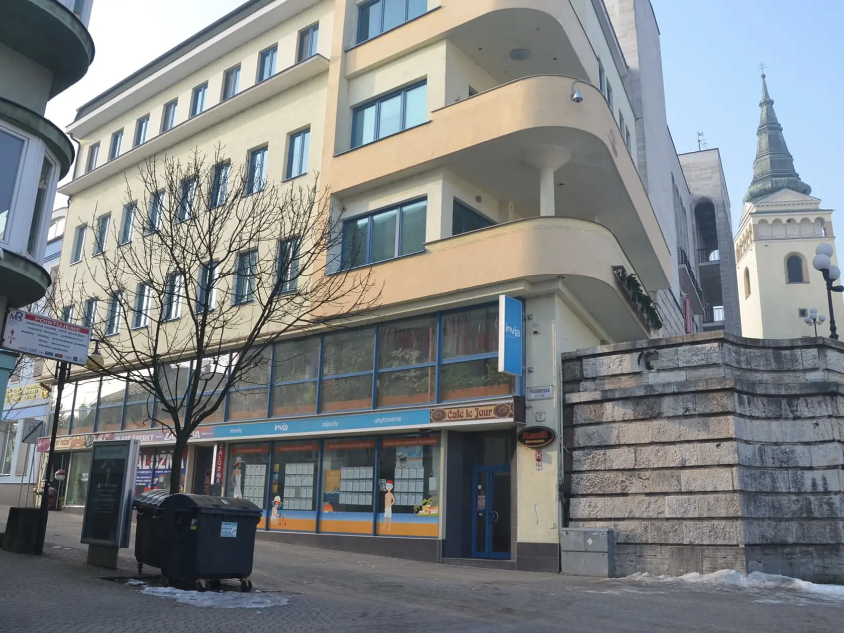 Rok 2017: Ten istý pohľad na Grossmannovský dom. Kým v roku 1972 sa na mieste parkovalo, dnes je na danom mieste zákaz vjazdu autom.