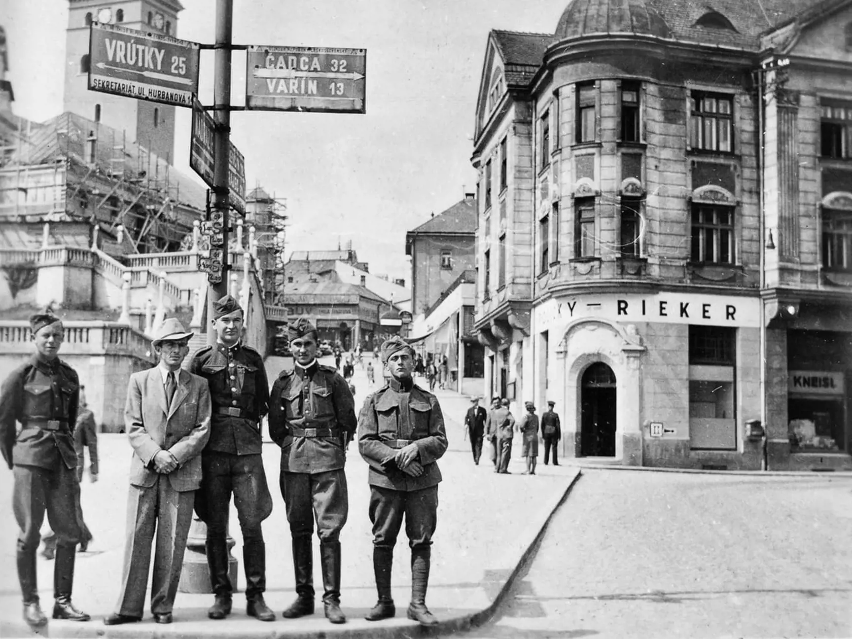 Rok 1942: Farské schody. V tom čase sa ľudia väčšinou riadili značkami, kade majú ísť.