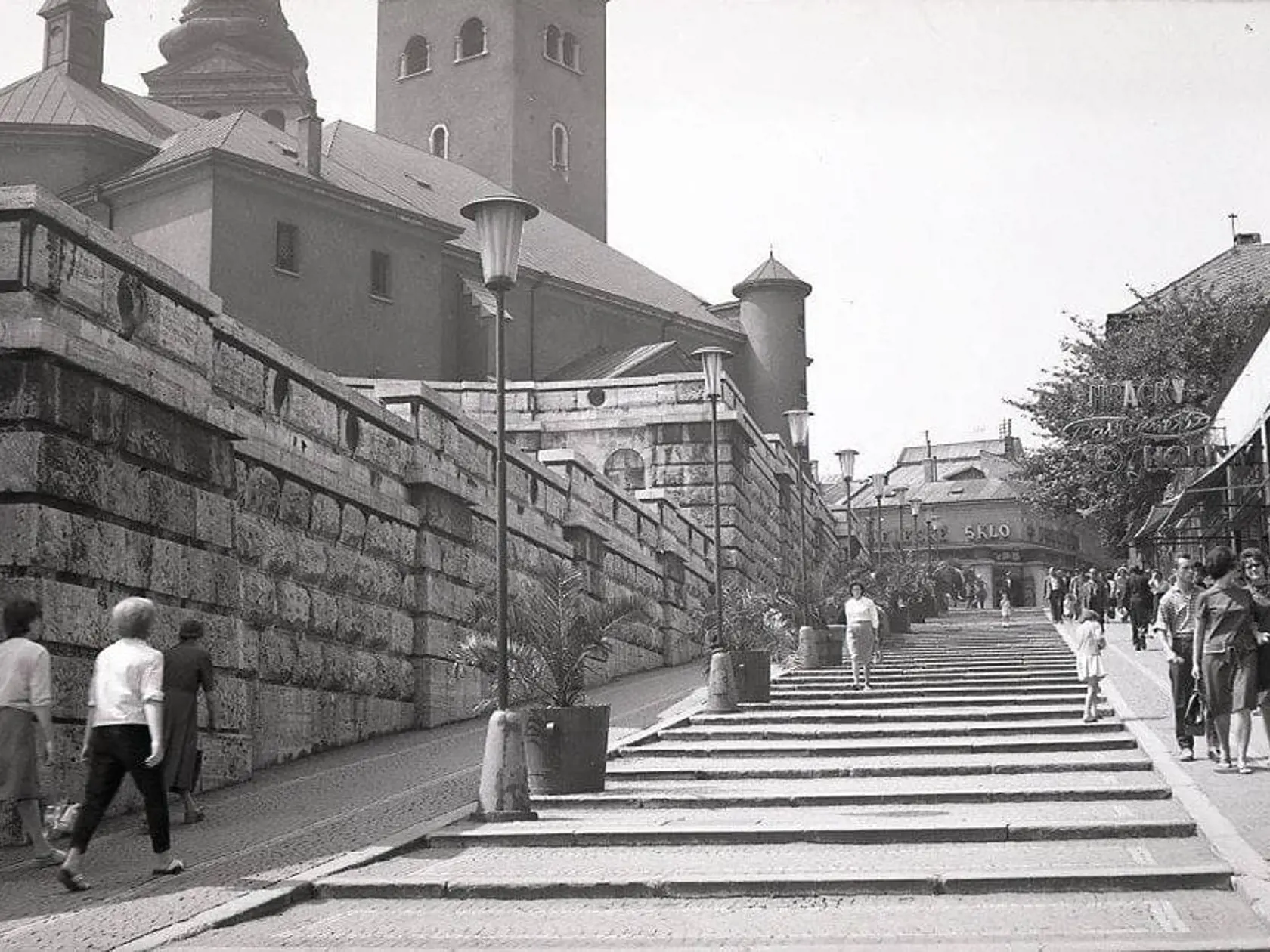 Rok 1970: Známe farské schody. Ľudia prechádzali na mariánske námestie.