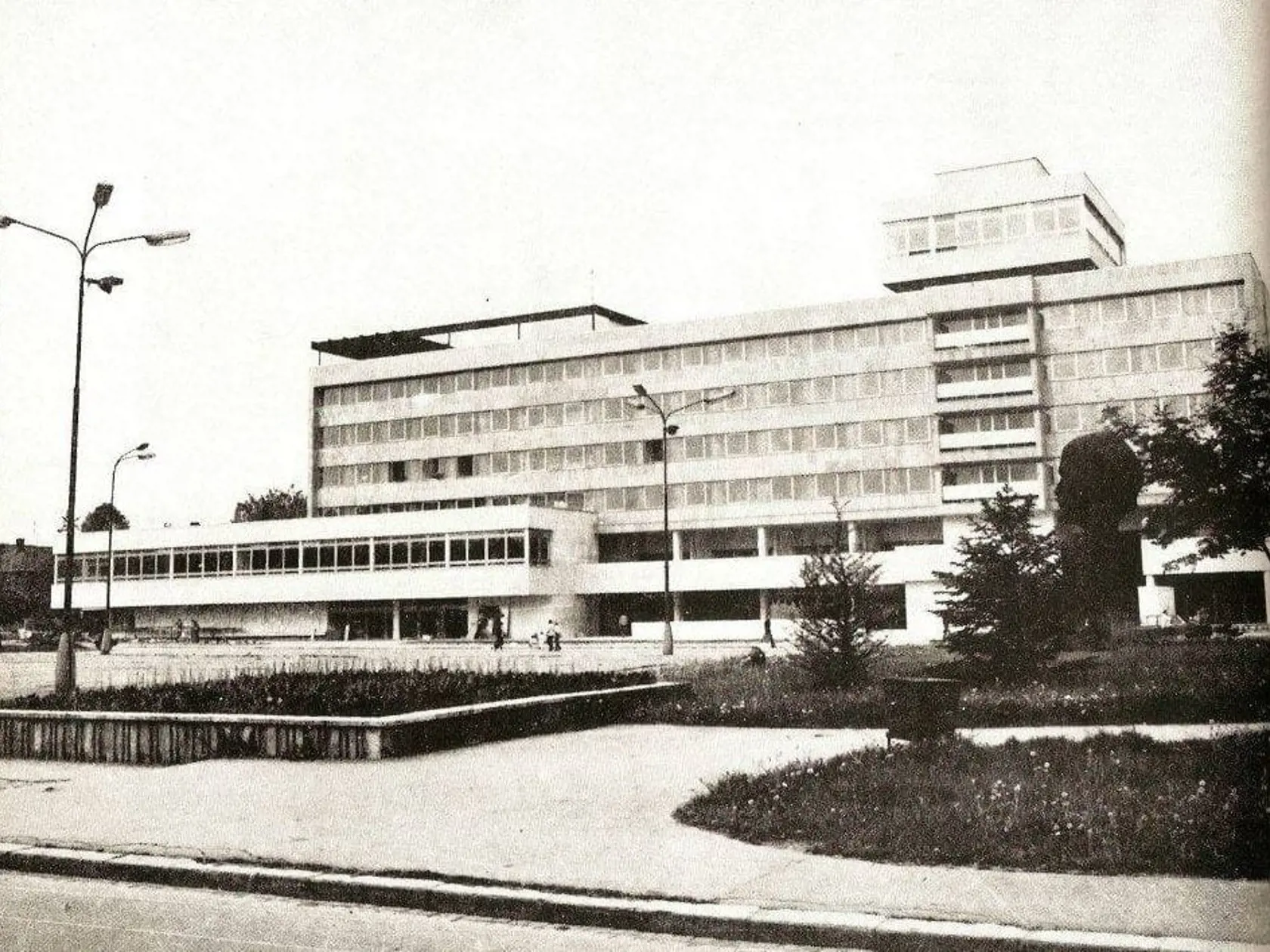 Rok 1990: Pohľad na Štúrovo námestie a hotel Slovakia.