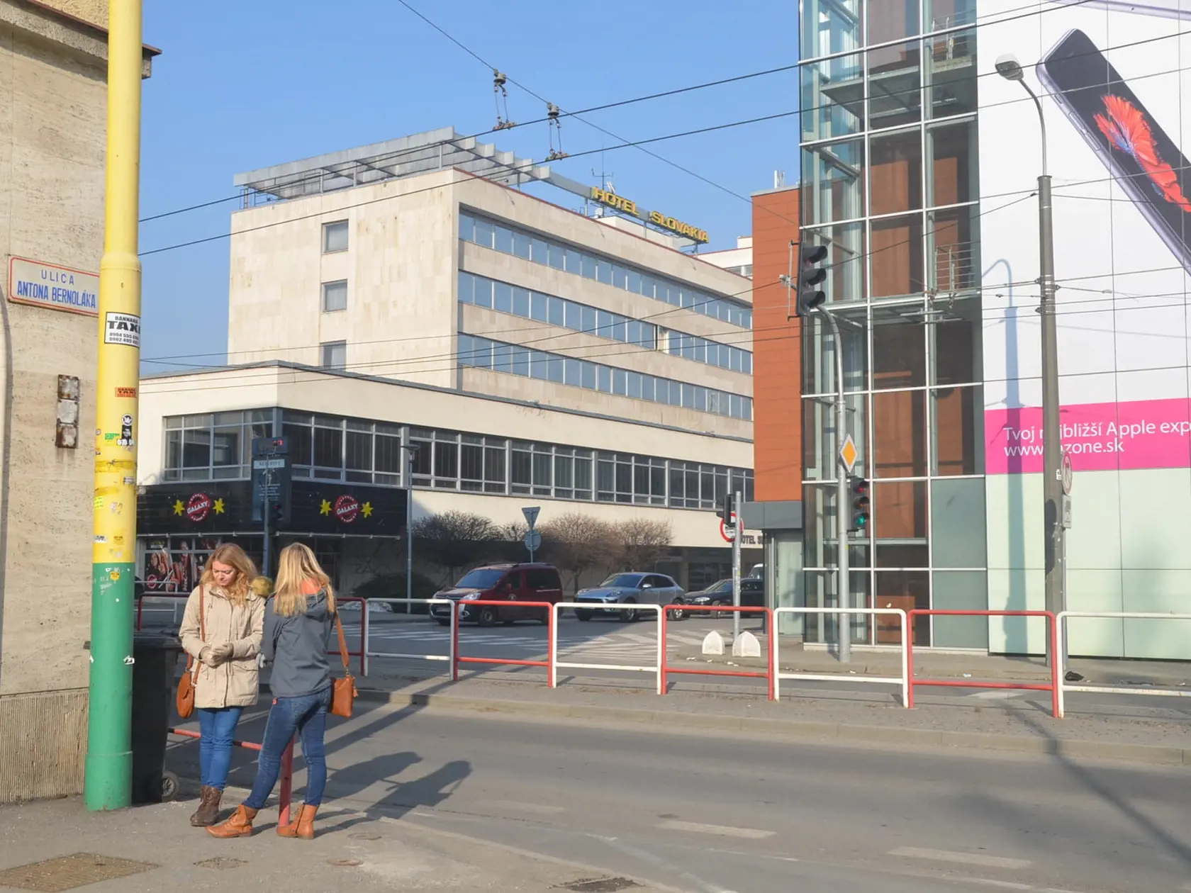 Rok 2017: Ten istý pohľad sa nám nepodarilo vyhotoviť, pretože na námestí je teraz vybudované obchodné centrum.