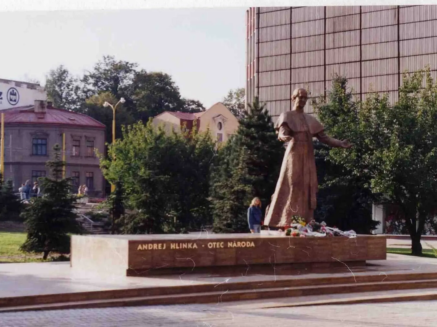 Rok 1993: Hlinkovo námestie, kde bola umiestnená busta tohto hrdinu. Hlinka bol jedným zo signatárov Martinskej deklarácie z 30. októbra 1918. Bol tiež spoluautorom Memoranda slovenského národa na Parížskej mierovej konferencii z 20. septembra 1919.