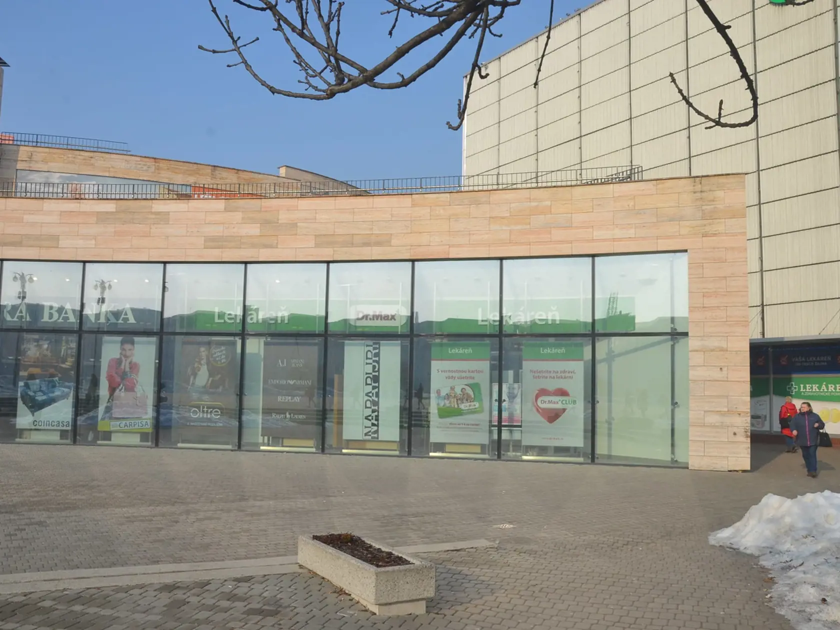 Rok 2017: Busta Andreja Hlinku na mieste už nestojí. Táto fotografia bola nasnímaná presne na tom istom mieste, len teraz tam stojí obchodné centrum.