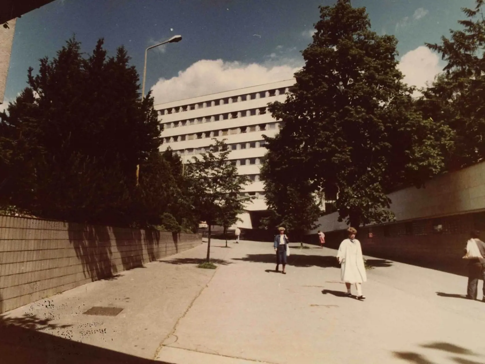 Rok 1990: Hlavný vstup do žilinskej nemocnice. 