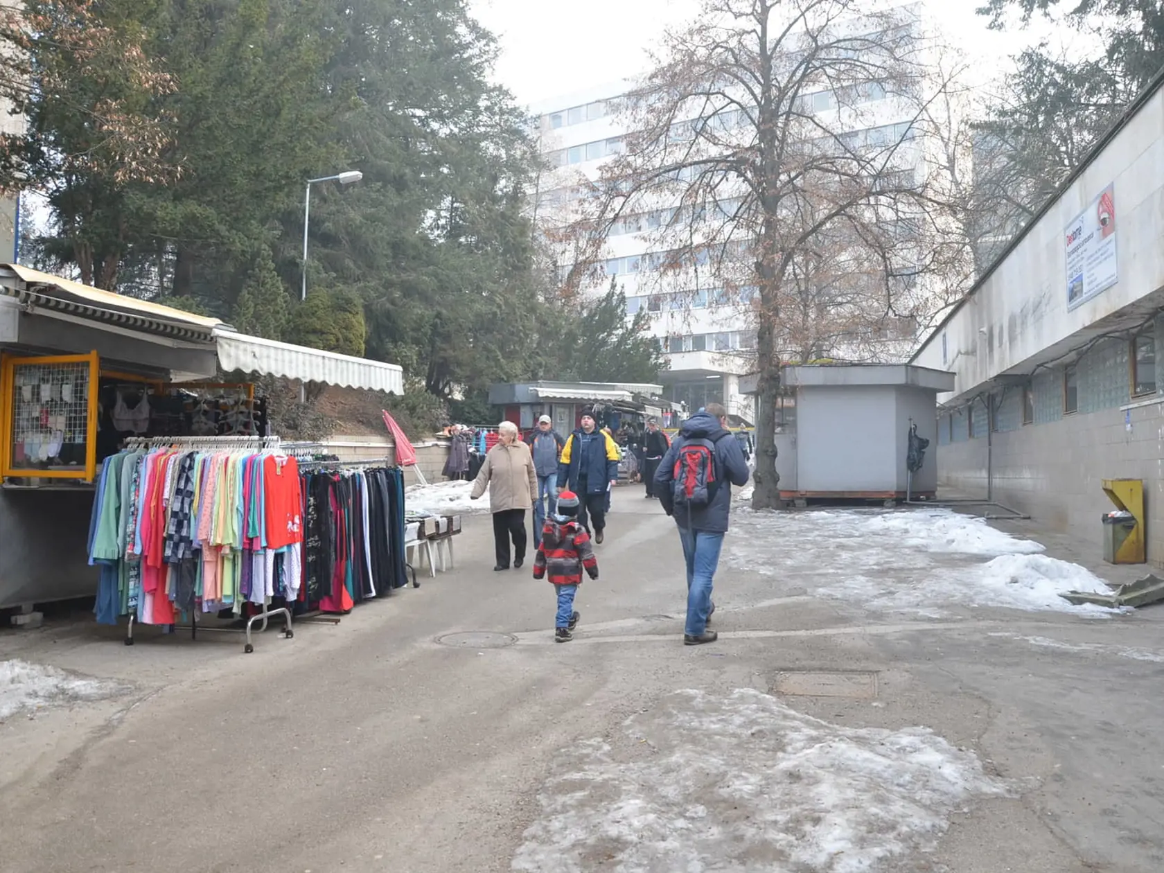 Rok 2017: Hlavný vchod do žilinskej nemocnice. Dnes je tade prechádzať len s ťažkosťami, na okolí sú stánky a väčšina ľudí má problém prejsť. 