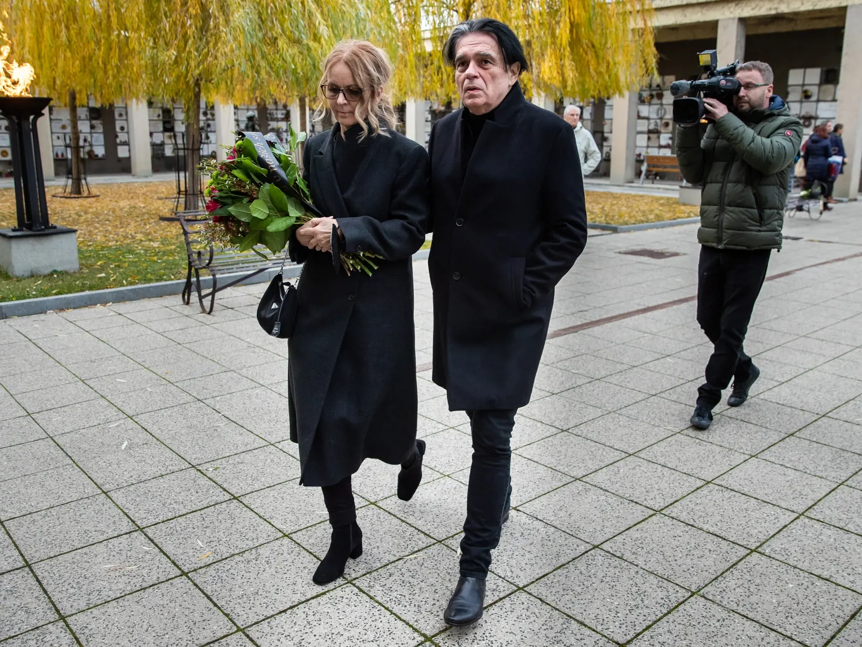 Pohreb speváka Miroslava Žbirku v pražskom krematóriu Strašnice. Na snímke Ladislav Lučenič s manželkou.