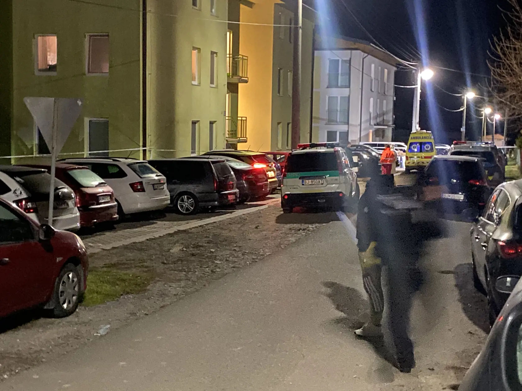 Ulica hrôzy. V Rokytove pri Bardejove, v prvom bytovom dome vľavo na fotografii, na prízemí, policajt zastrelil iba mesačné bábätko a potom zbraň obrátil proti sebe