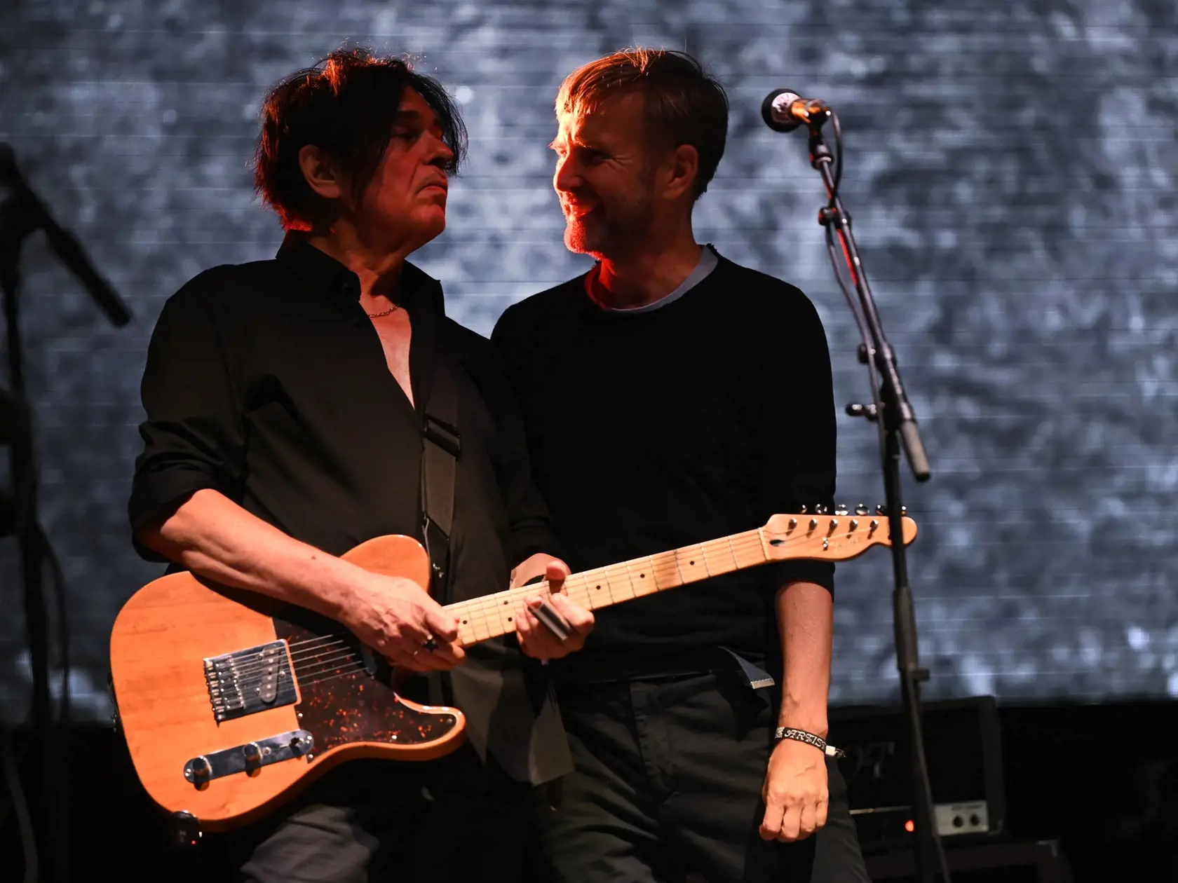 Na snímke zľava slovenský hudobník Laco Lučenič a frontman českej skupiny Midi Lidi Petr Marek na pódiu počas úvodného koncertu Nemoderný chalan: Laco Lučenič a Midi Lidi venovanému spomienke na hudobníka  Miroslava Žbirku počas prvého dňa letného multižánrového festivalu Pohoda 2022 na letisku v Trenčíne 7. júla 2022. FOTO TASR - Radovan Stoklasa