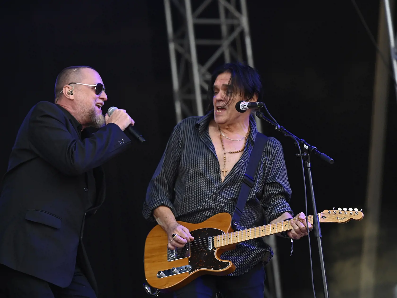 Na snímke zľava pevák skupiny Slobodná Európa Miloslav Whisky Láber a basgitarista Laco Lučenič na pódiu počas druhého večera letného festivalu Pohoda 2022, 8. júla 2022 na letisku v Trenčíne. FOTO TASR - Radovan Stoklasa