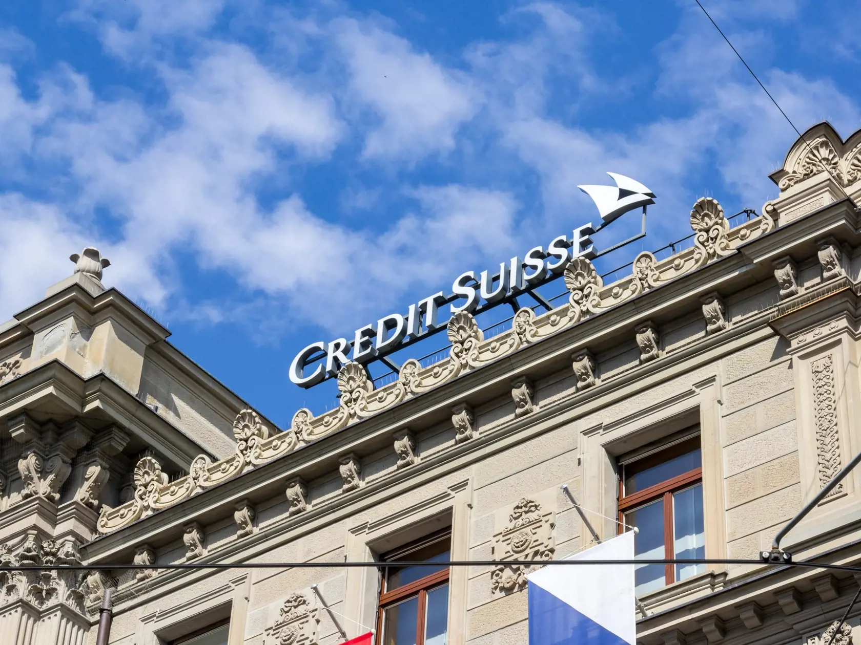 Reakcia na vývoj na americkom bankovom trhu na seba nenechala dlho čakať ani v EÚ. Situácia ovplyvnila európske akciové trhy, výrazný pokles zaznamenali akcie nemeckej banky Commerzbank a švajčiarskej Credit Suisse, ktorej akcie klesli o 7,8 percenta.