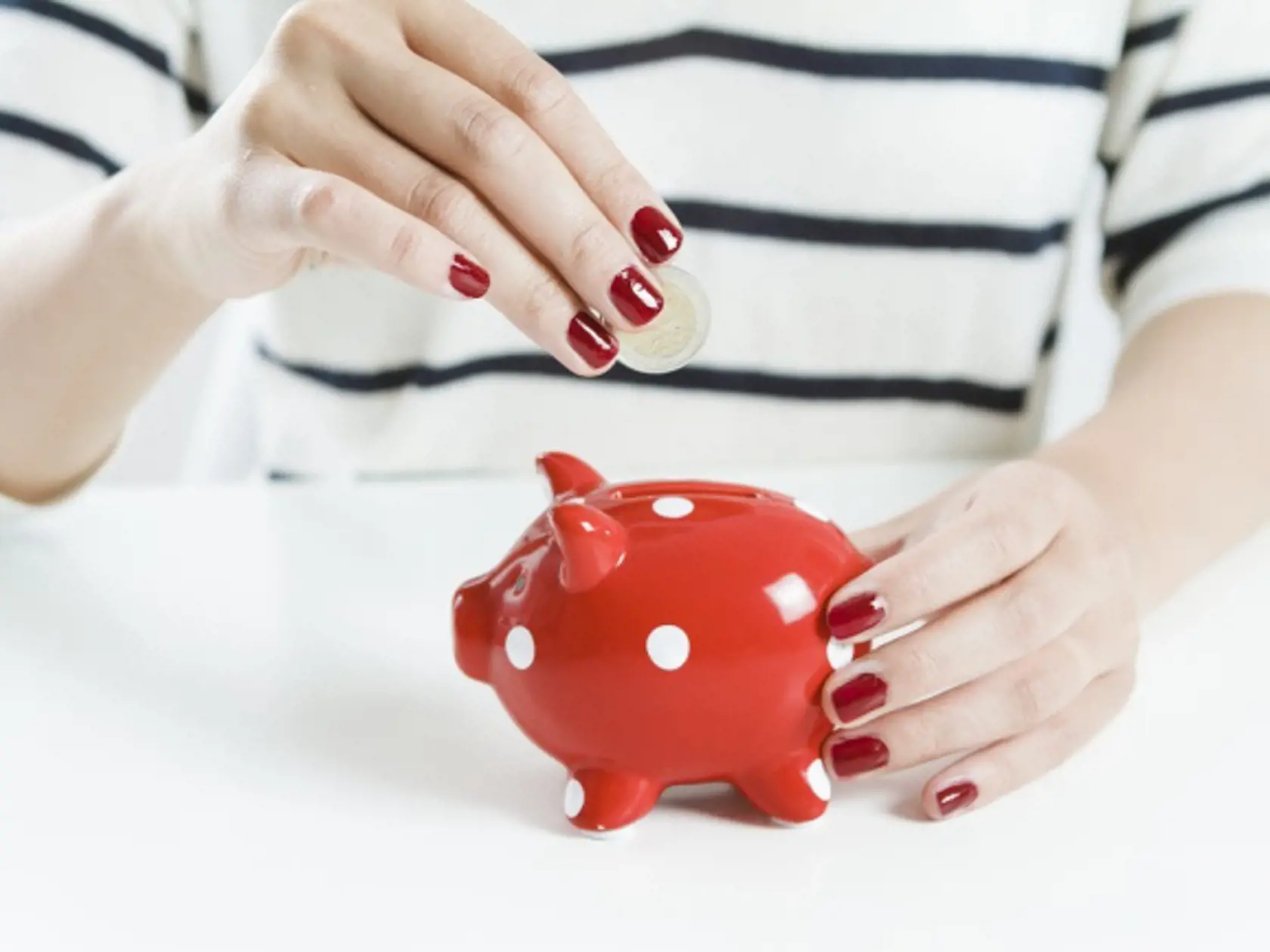 Ekonóm preto vyzýva, aby ľudia zbytočne nepanikárili. „Slovenským klientom bánk, ktoré pôsobia na Slovensku, reálne nič nehrozí. Mierne kolísanie finančných trhov a akcií bánk nemá žiadny vplyv na solventnosť bánk, ktorá zostáva vysoká a nie je dôvod čakať, že sa na tom niečo zmení.“