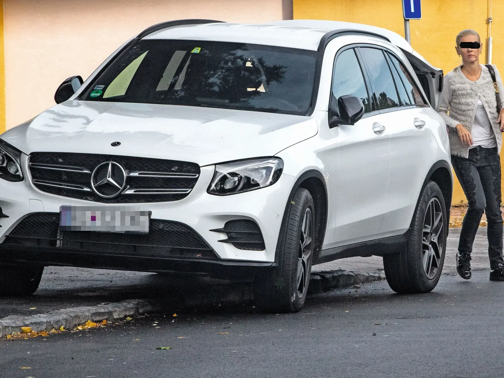 Monika Jankovská sa rozváža na drahých autách. Ani tento Mercedes nie je lacnejší ako Audi...