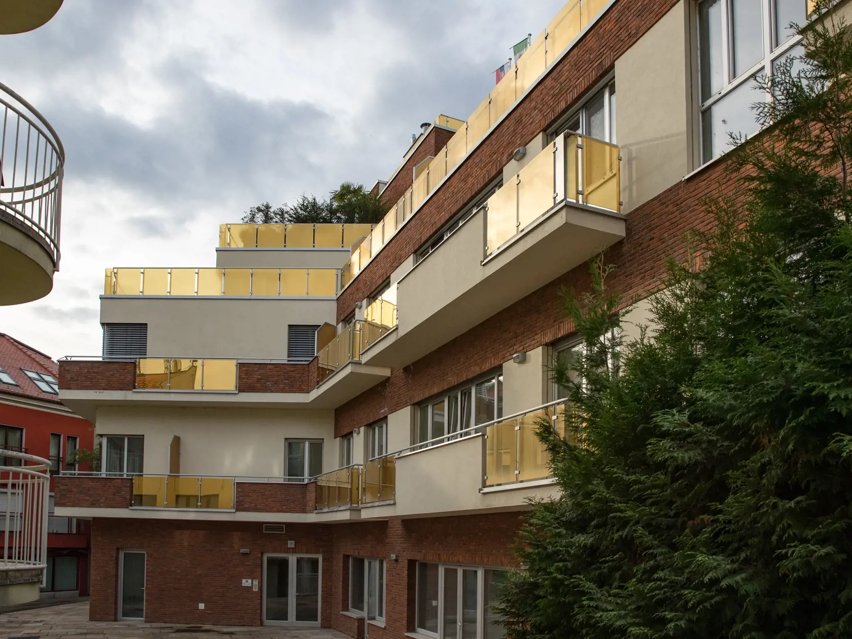 Byt písaný na synov Moniky Jankovskej, ktorý má ale doživotné právo užívať.