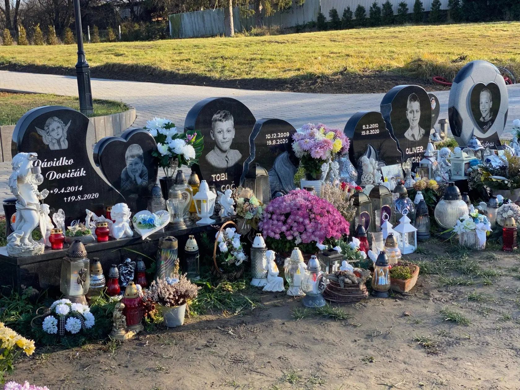 Štyria zlatí chlapčekovia zo Stopkova, ktorí zomreli pred rokom v lete pri nehode na Liptove, majú dokončené hrobčeky. Každý z nich má vygravírovanú tvár na pomníku. Pohľad na nich trhá srdce.