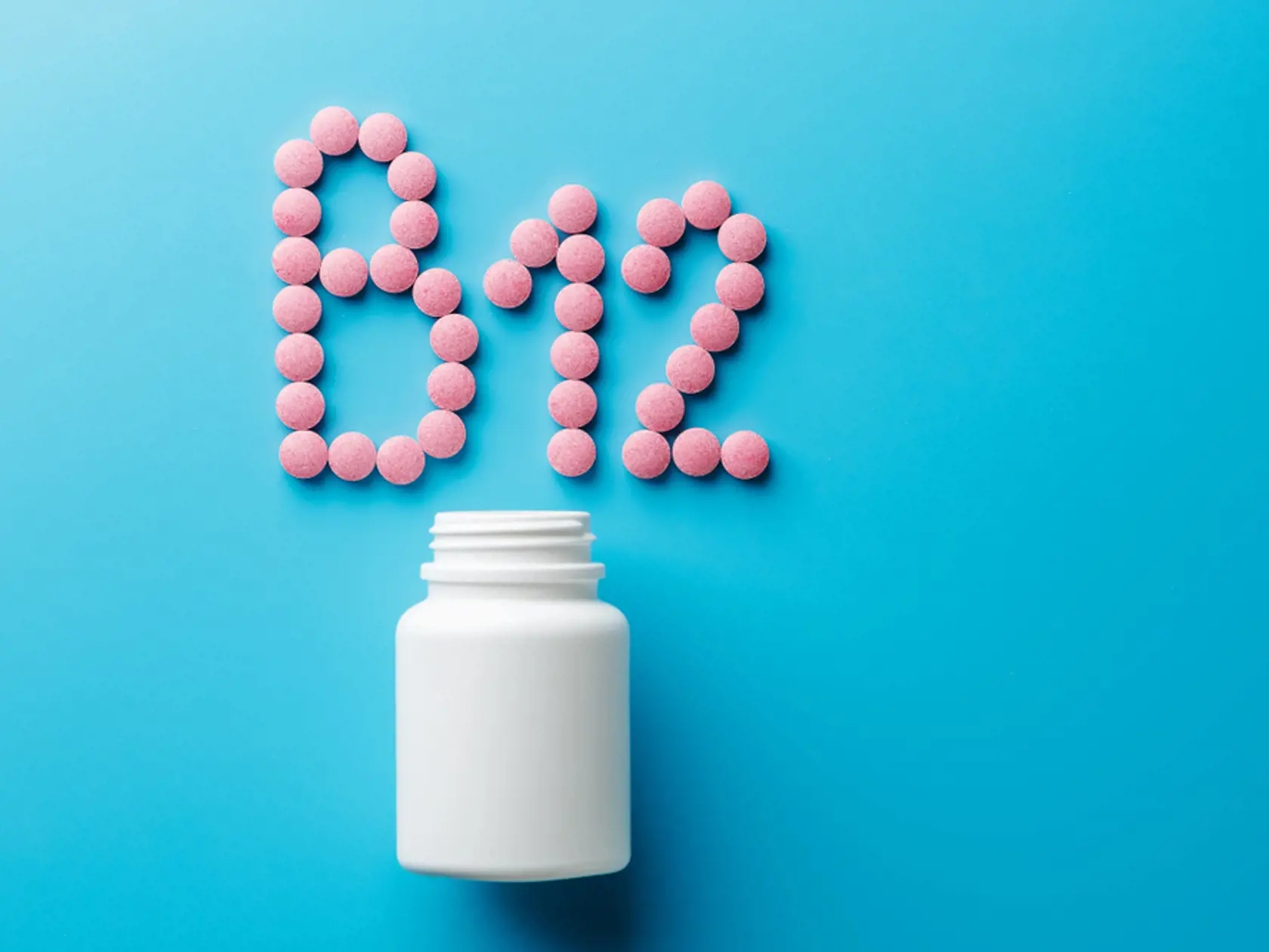 Nielen železo, ale aj nedostatok vitamínu B12 vás môže poriadne ochladiť. Pre doplnenie jedzte preto hydinu, ryby, mliečne výrobky a vajcia. Niektorí ľudia napriek tomu, že prijímajú v strave dostatok vitamínu B12, majú problémy s jeho vstrebávaním. A to buď kvôli chorobe, napríklad celiakii alebo iným gastroenterologickým problémom, alebo pri užívaní liekov, ktoré vstrebávaniu zabraňujú.  