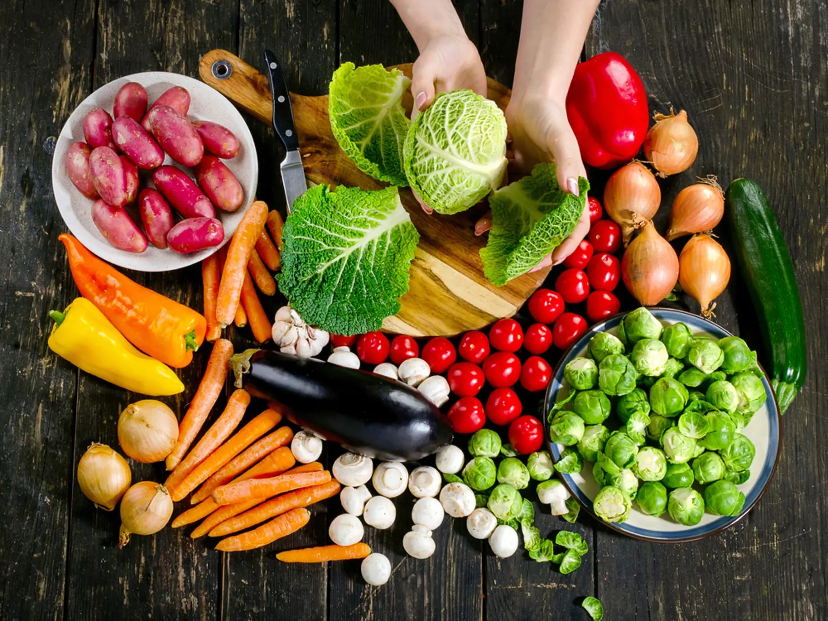 Pondelok
Narodili ste sa v pondelok? Pondelkoví ľudia neznášajú násilie a súcitia s každou živou bytosťou. Je medzi nimi najviac presvedčených vegetariánov a vitariánov. Aj pri diéte bude pre vás najlepšie, aby ste sa mäsu vyhli. Bielkoviny však musíte v strave nahradiť. Rastlinné bielkoviny sú chudobnejšie než tie živočíšne. Pri nesprávnych kombináciách vegetariánskej stravy vám môžu chýbať esenciálne mastné kyseliny, vápnik, vitamíny D a B12, železo, zinok, selén a jód. 
Na tanieri sa majú str
