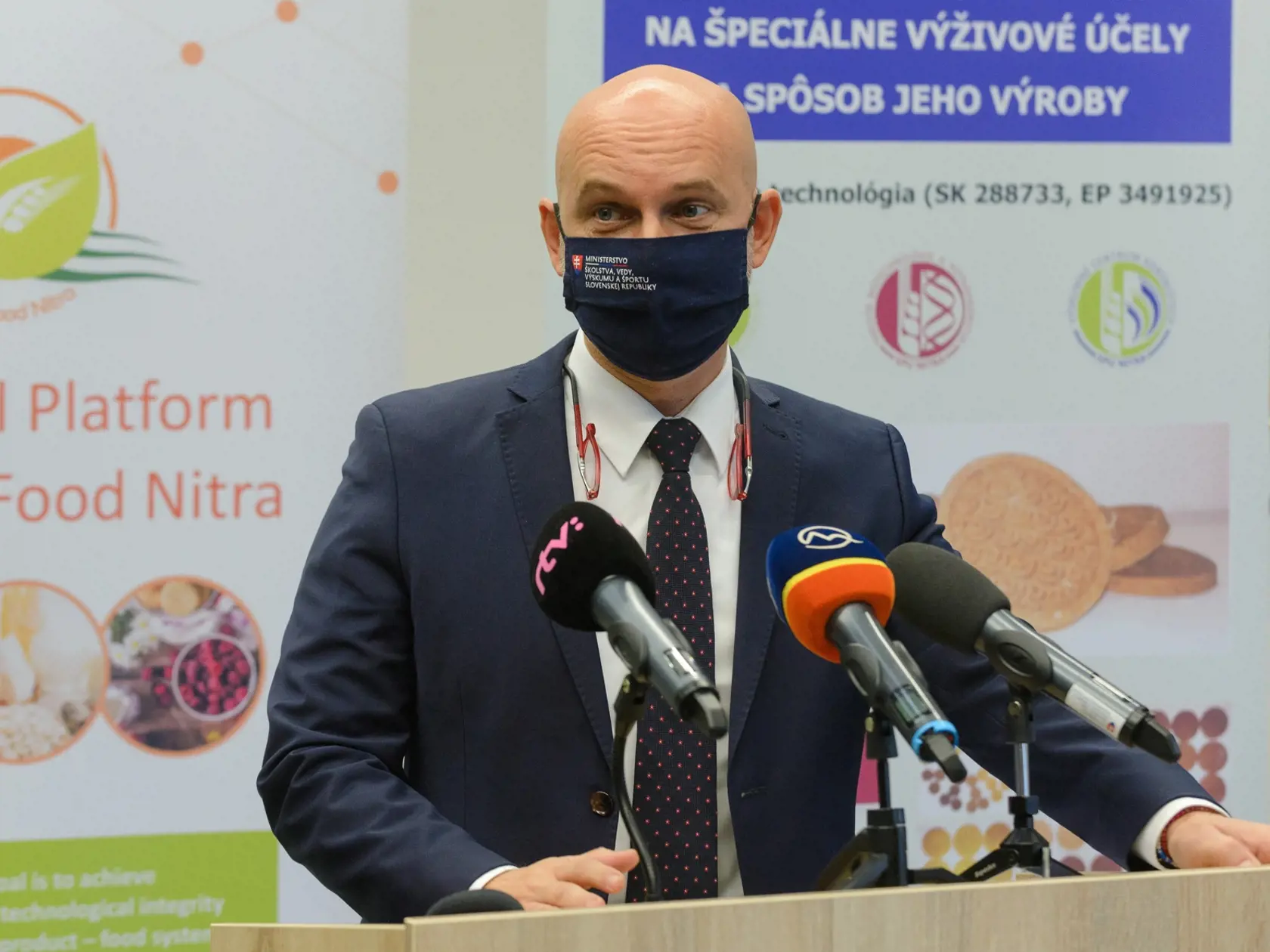 Minister školstva pôvodne chcel, aby sa opäť zaviedol tzv. školský semafor. Ak sa objaví pozitívny prípad, zatvorila by sa trieda alebo škola. Tento návrh však krízový štáb zmietol zo stola. Zdá sa, že avizované testovanie školákov je tak už hotová vec. „Prosím, zatiaľ zachovajme pokoj. Na ministerstve robíme všetko pre to, aby sme našli čo najlepšie riešenie, ako dostať žiakov do škôl a súčasne nastaviť aj pravidlá od januára,“ upokojuje situáciu Branislav Gröhling.