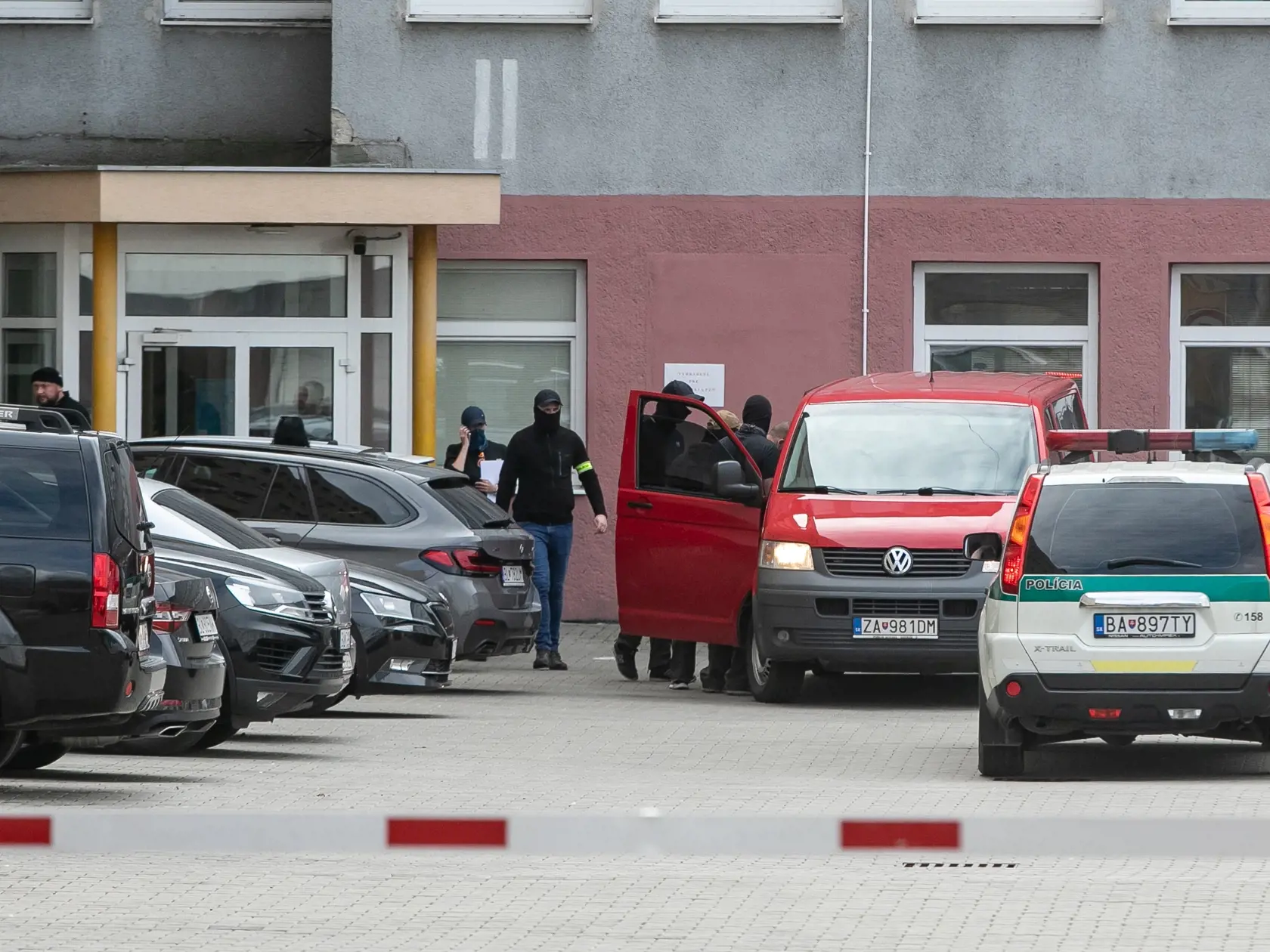 V prípade vraždy Daniela Tupého zadržala najskôr Národná kriminálna agentúra 8 osôb. Na snímke je prevoz zadržaných do Prezídia Policajného zboru.