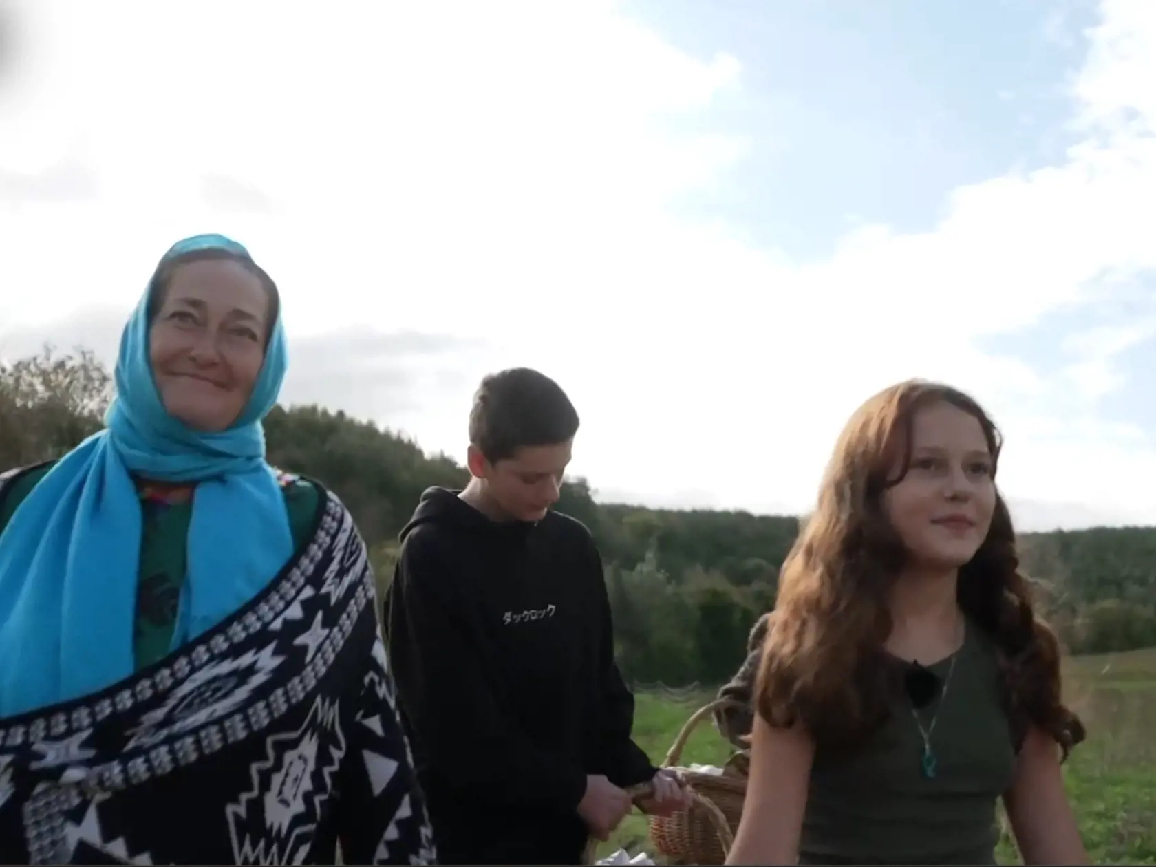 Hoku šťastím bez seba. Na Farmu prišla celá jeho milovaná rodina. Manželka Katarína, nevlastný syn Benchamin a dcéra Tara. 