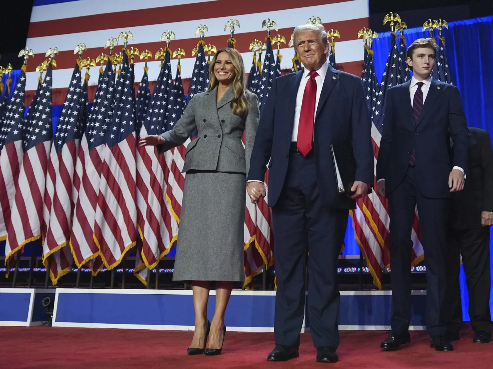 KK46 West Palm Beach - Republikánsky prezidentský kandidát a americký exprezident Donald Trump, jeho manželka Melania Trumpová a syn Barron Trump prichádzajú počas volebnej noci v americkom West Palm Beach 6. novembra 2024. FOTO TASR/AP
Republican presidential nominee former President Donald Trump, Melania Trump and Barron Trump, arrive to speaks at an election night watch party, Wednesday, Nov. 6, 2024, in West Palm Beach, Fla. (AP Photo/Evan Vucci)