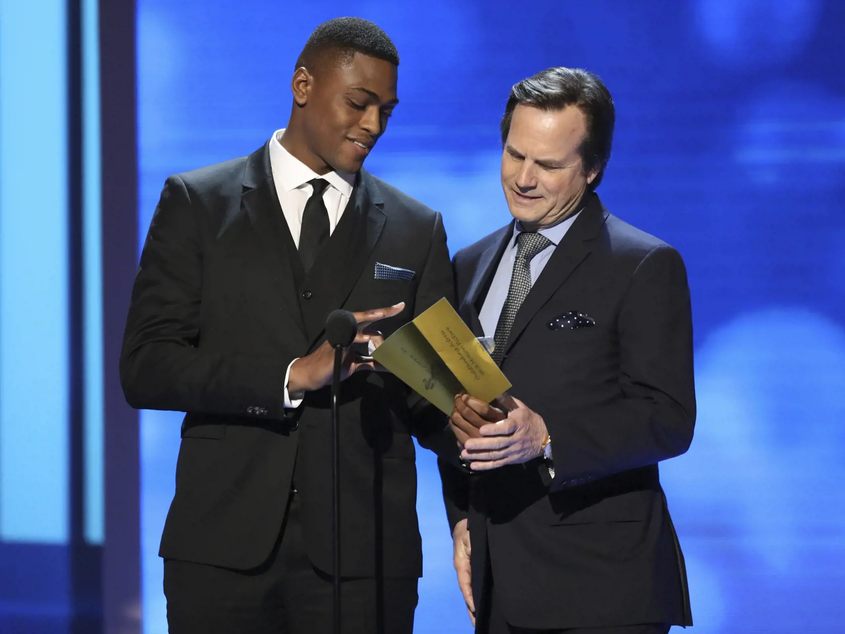 Bill Paxton (vpravo) podľahol komplikáciám po operácii.