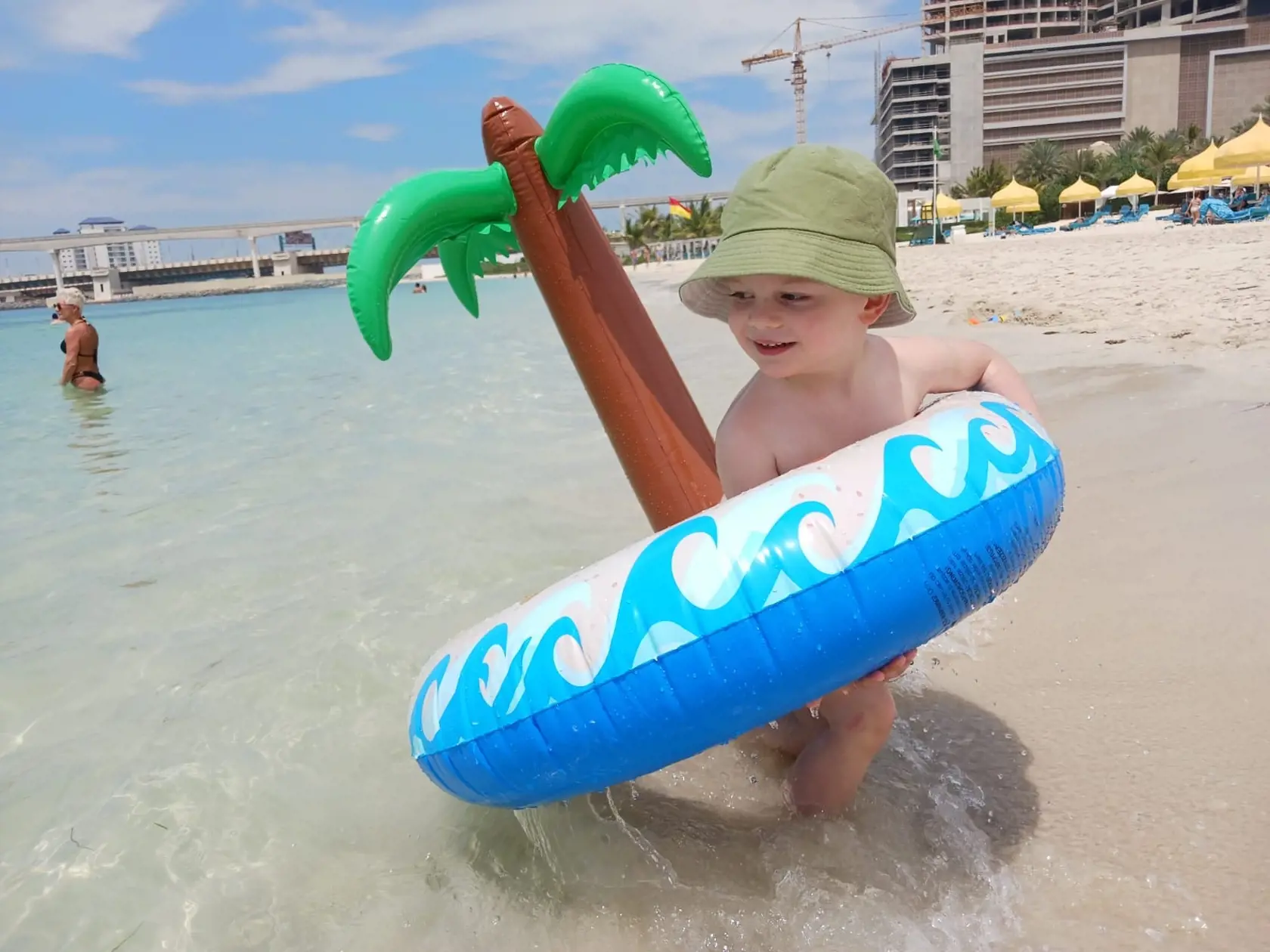 Sexi mamina Mirka Jakubisová sa pochválila fotkami z exotického Dubaja, kde odletela spolu so synom Markusom (3), dvomi dcérami z predchádzajúceho vzťahu, a spoločnosť im robil aj predseda parlamentu Kollár.