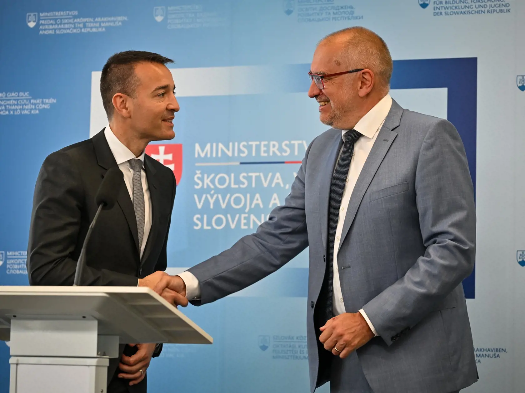 Drucker a minister školstva, mládeže a telovýchovy ČR Mikuláš Bek počas tlačovej konferencie po bilaterálnom stretnutí na pôde Ministerstva školstva.