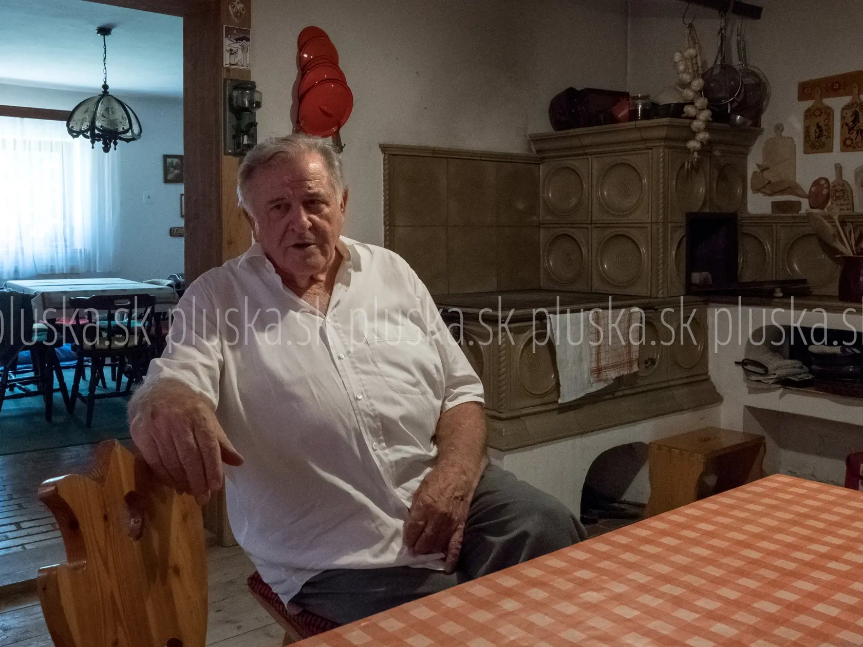 Expremiér Vladimír Mečiar v kuchyni na chalupe v Dolnej Porube.