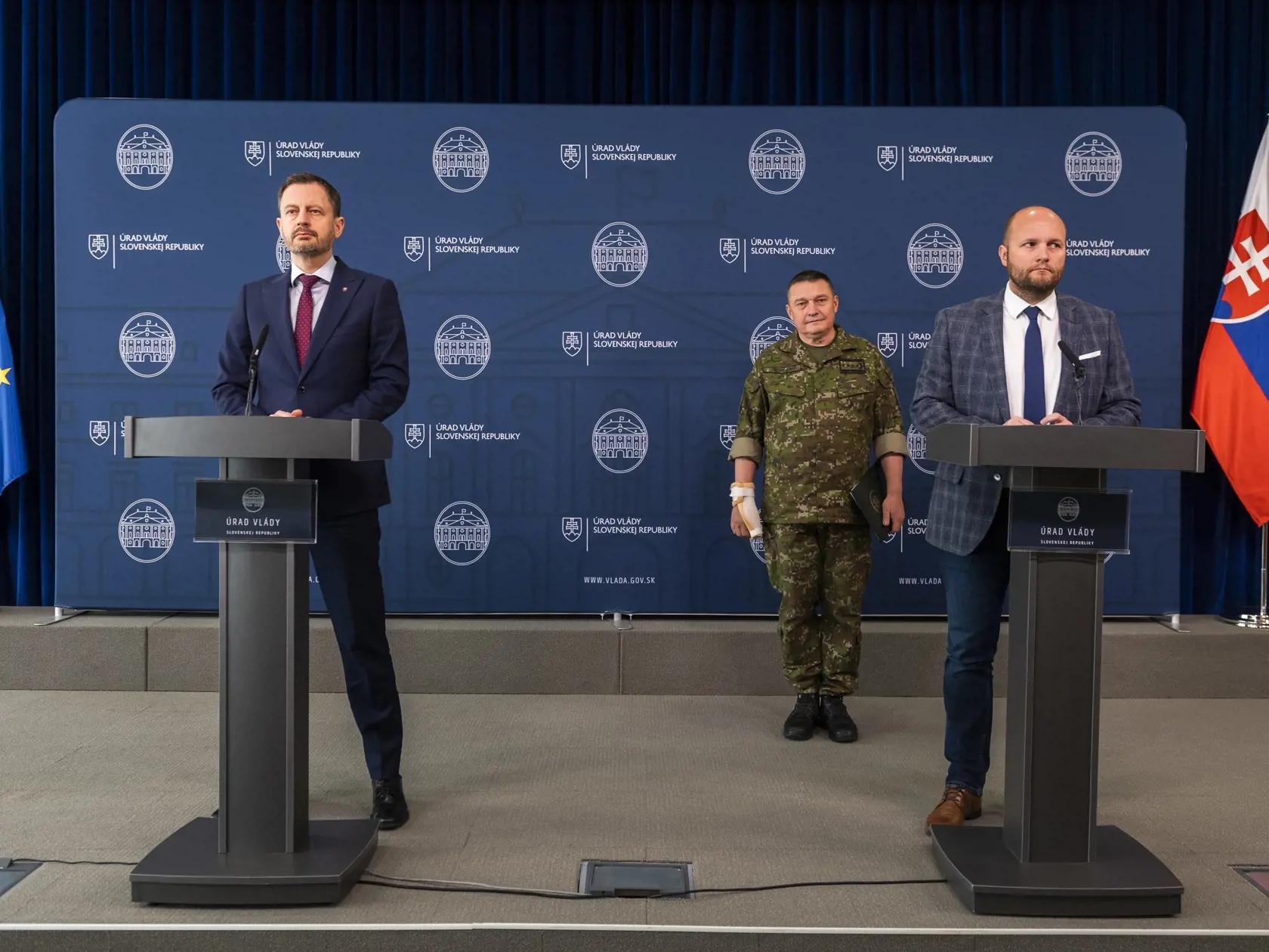 Vláda: Slovensko pošle na Ukrajinu stíhačky MiG-29. Na snímke Eduard Heger (vľavo) a Jaroslav Naď (vpravo).
