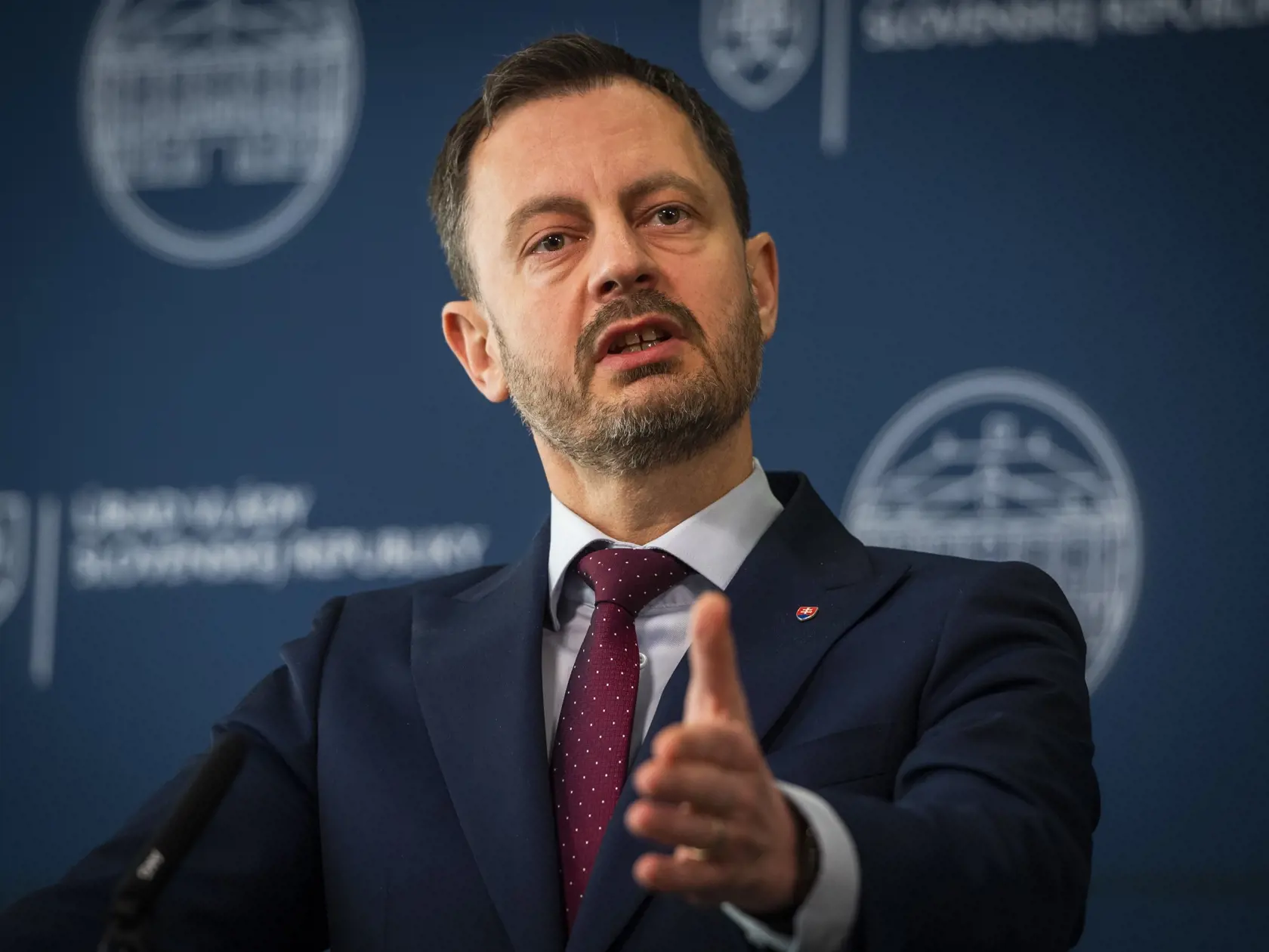 Na snímke predseda vlády SR Eduard Heger počas tlačovej konferencie po rokovaní Vlády SR k poslaniu stíhačiek MIG-29 na Ukrajinu v Bratislave 17. marca 2023. FOTO TASR - Jaroslav Novák