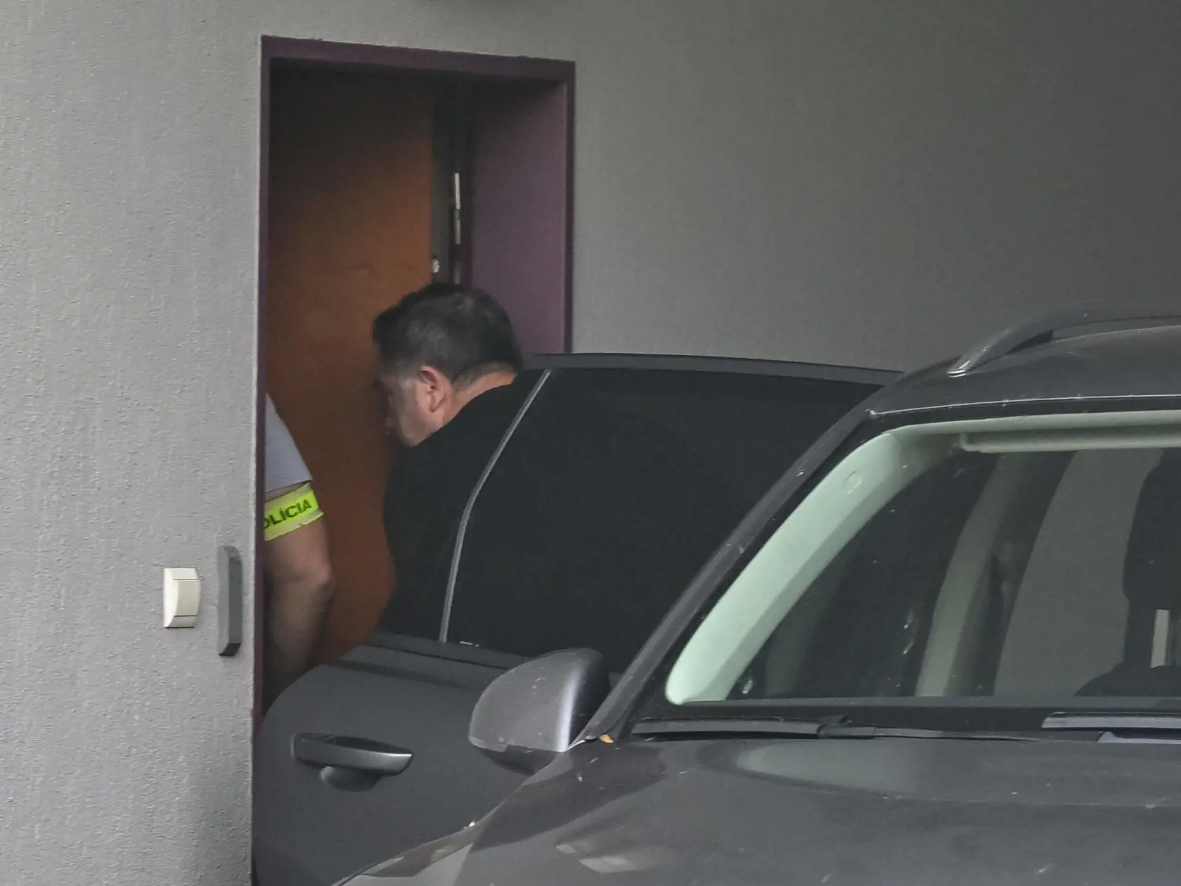 Na snímke policajná eskorta priváža obvineného advokáta Františka P. (vľavo) na väzobný výsluch na Špecializovaný trestný súd (ŠTS) v Pezinku v nedeľu 27. augusta 2023. Advokát František P. bol zadržaný v rámci policajnej akcie s krycím názvom Corrumpere 1. Obvinený je z korupcie. Trestnej činnosti sa mal podľa polície v minulosti dopustiť v súvislosti s vybavovaním prepustenia väzobne stíhaných osôb, ktoré boli vzaté do väzby.