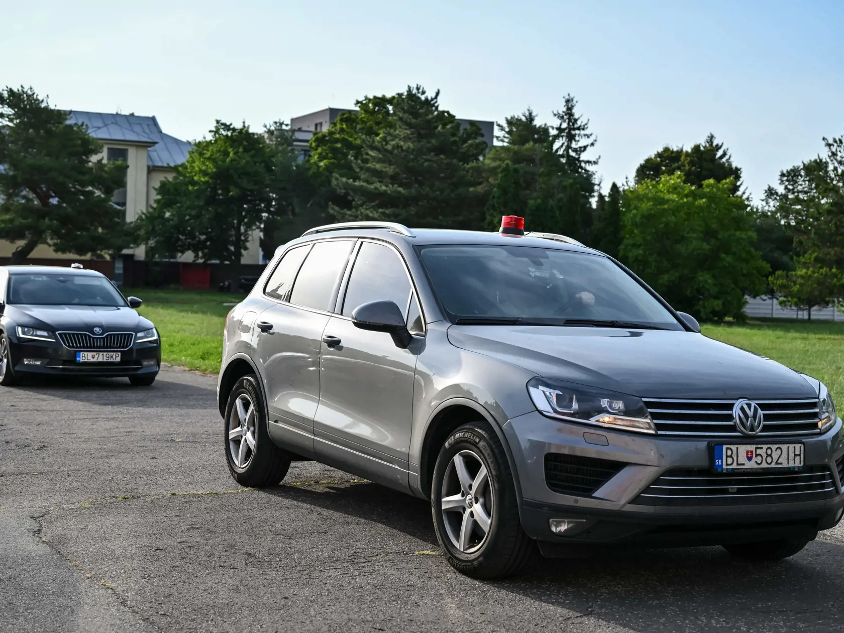 Na snímke policajná eskorta priváža obvineného advokáta Františka P. na väzobný výsluch na Špecializovaný trestný súd (ŠTS) v Pezinku v nedeľu 27. augusta 2023. Advokát František P. bol zadržaný v rámci policajnej akcie s krycím názvom Corrumpere 1. Obvinený je z korupcie. Trestnej činnosti sa mal podľa polície v minulosti dopustiť v súvislosti s vybavovaním prepustenia väzobne stíhaných osôb, ktoré boli vzaté do väzby.