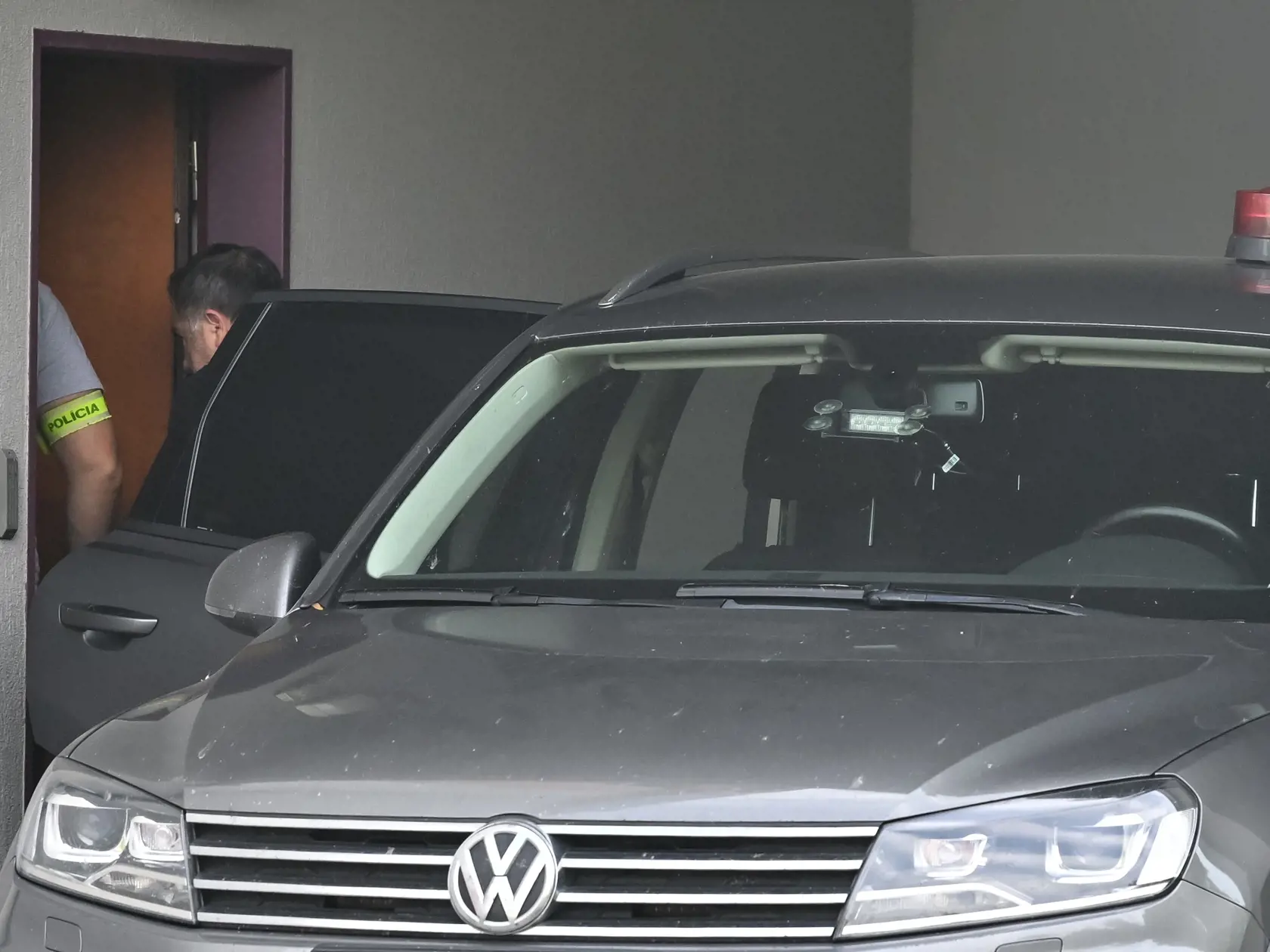 Na snímke policajná eskorta priváža obvineného advokáta Františka P. (vľavo) na väzobný výsluch na Špecializovaný trestný súd (ŠTS) v Pezinku v nedeľu 27. augusta 2023. Advokát František P. bol zadržaný v rámci policajnej akcie s krycím názvom Corrumpere 1. Obvinený je z korupcie. Trestnej činnosti sa mal podľa polície v minulosti dopustiť v súvislosti s vybavovaním prepustenia väzobne stíhaných osôb, ktoré boli vzaté do väzby.