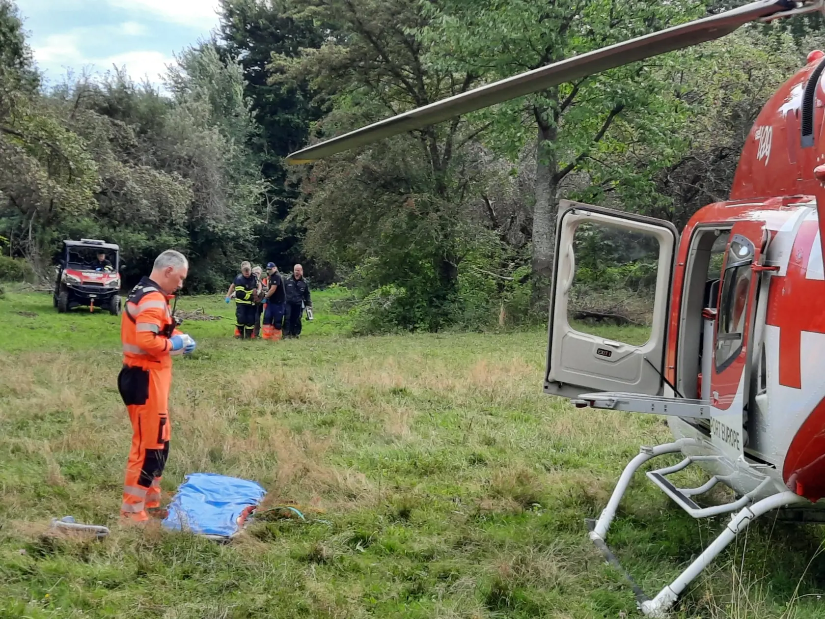 V obci Hradište na juhu Slovenska napadol 1. septembra medveď 58-ročnú ženu. Utrpela množstvo zranení, hlavne na hlave a krku. Do nemocnice ju museli previesť leteckí záchranári.