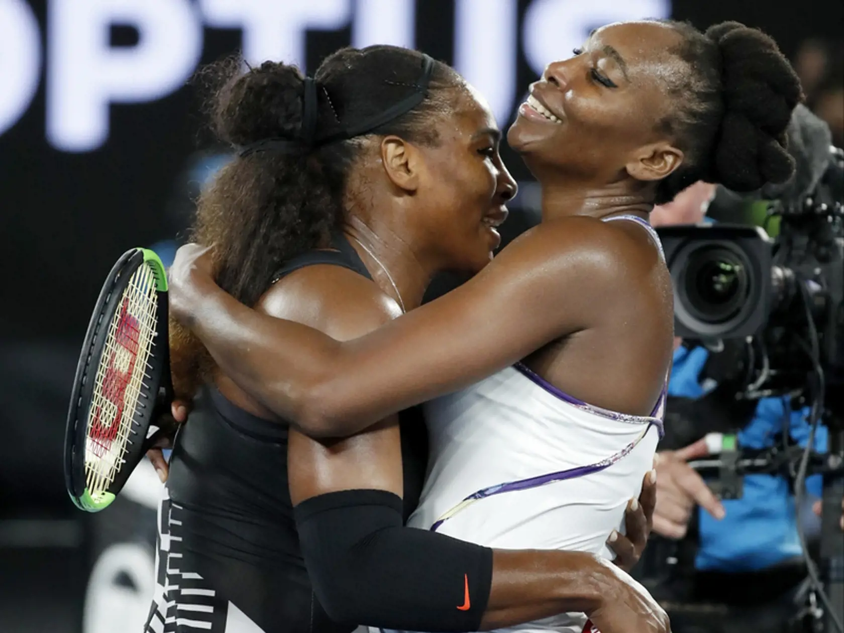 Serena a Venus si po súboji padli do objatia.
