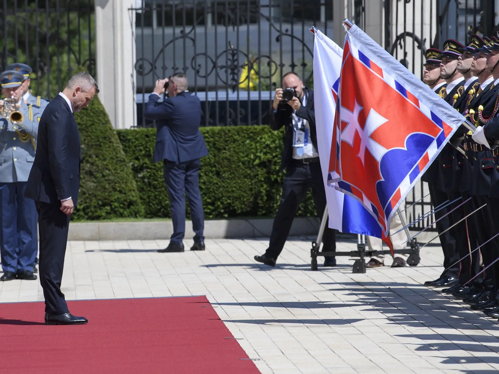 Na snímke prezident SR Peter Pellegrini počas prehliadky Čestnej stráže prezidenta SR po prevzatí Prezidentského paláca od predchodkyne Zuzany Čaputovej v Bratislave 15. júna 2025. FOTO TASR - Michal Svítok	 