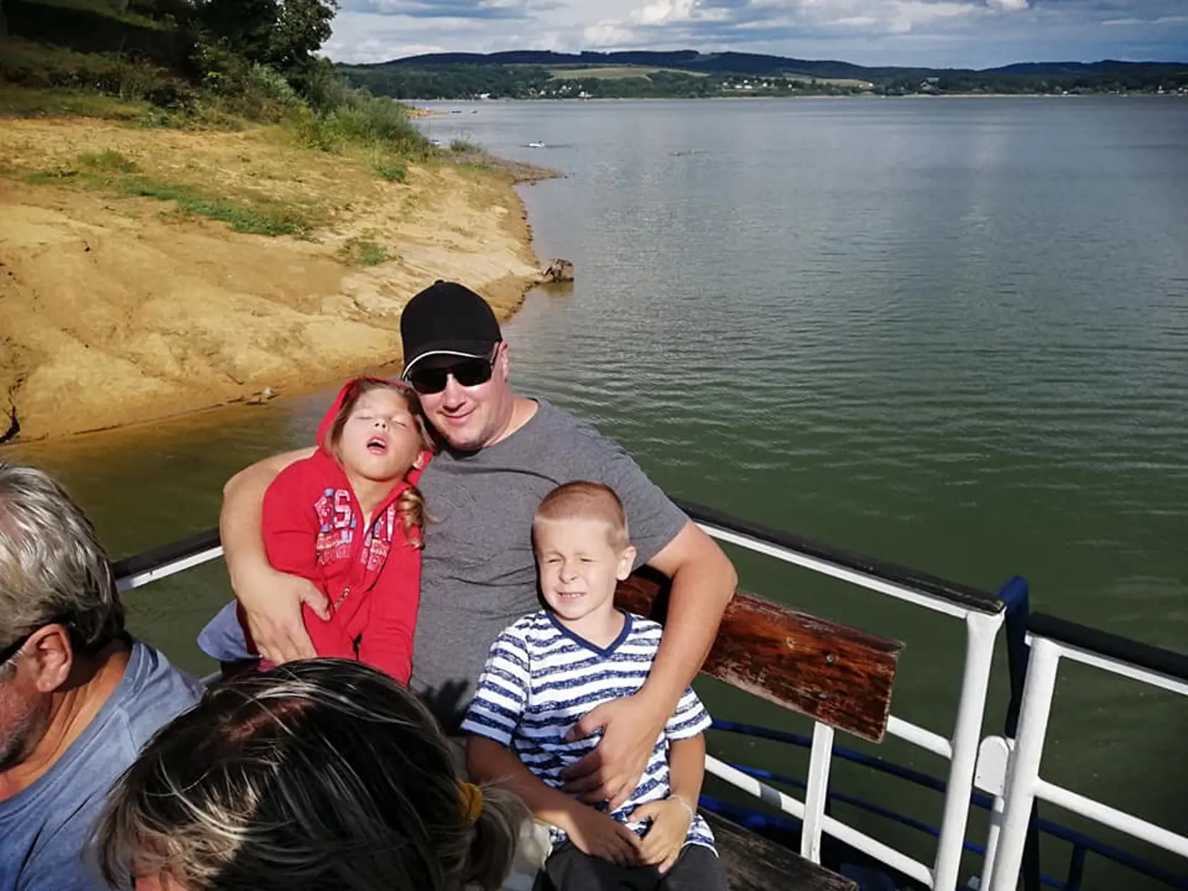 Nebohý Marián s postihnutou dcérou Jankou (8) a synovcom Dávidkom.