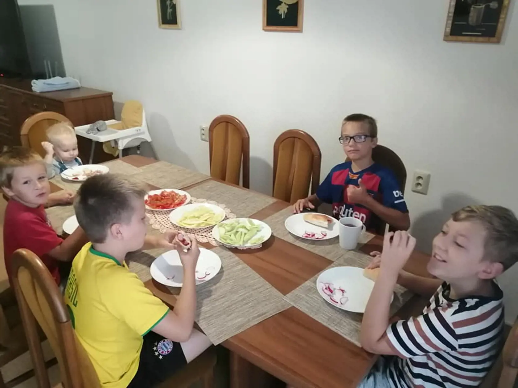 Spoločné jedlo na chate.