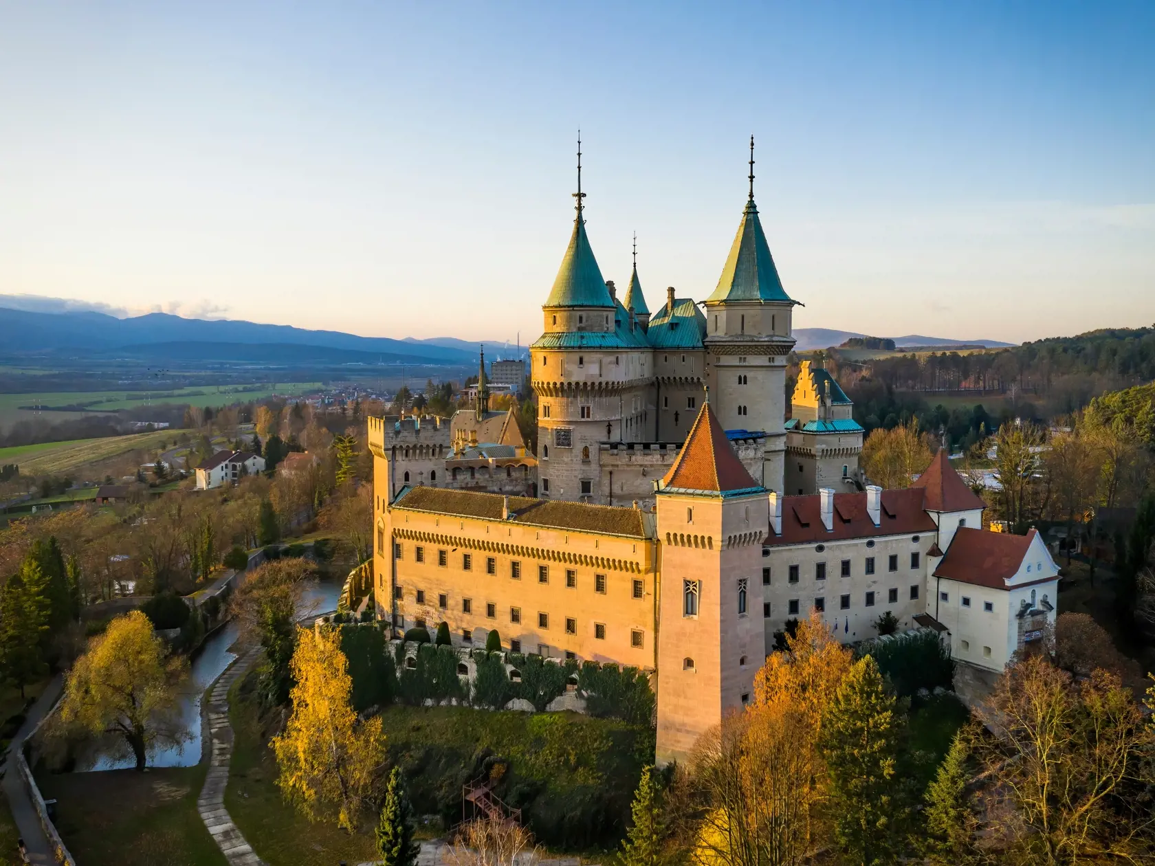 Bojnický zámok láka nielen architektúrou, ale aj krásnym okolím.