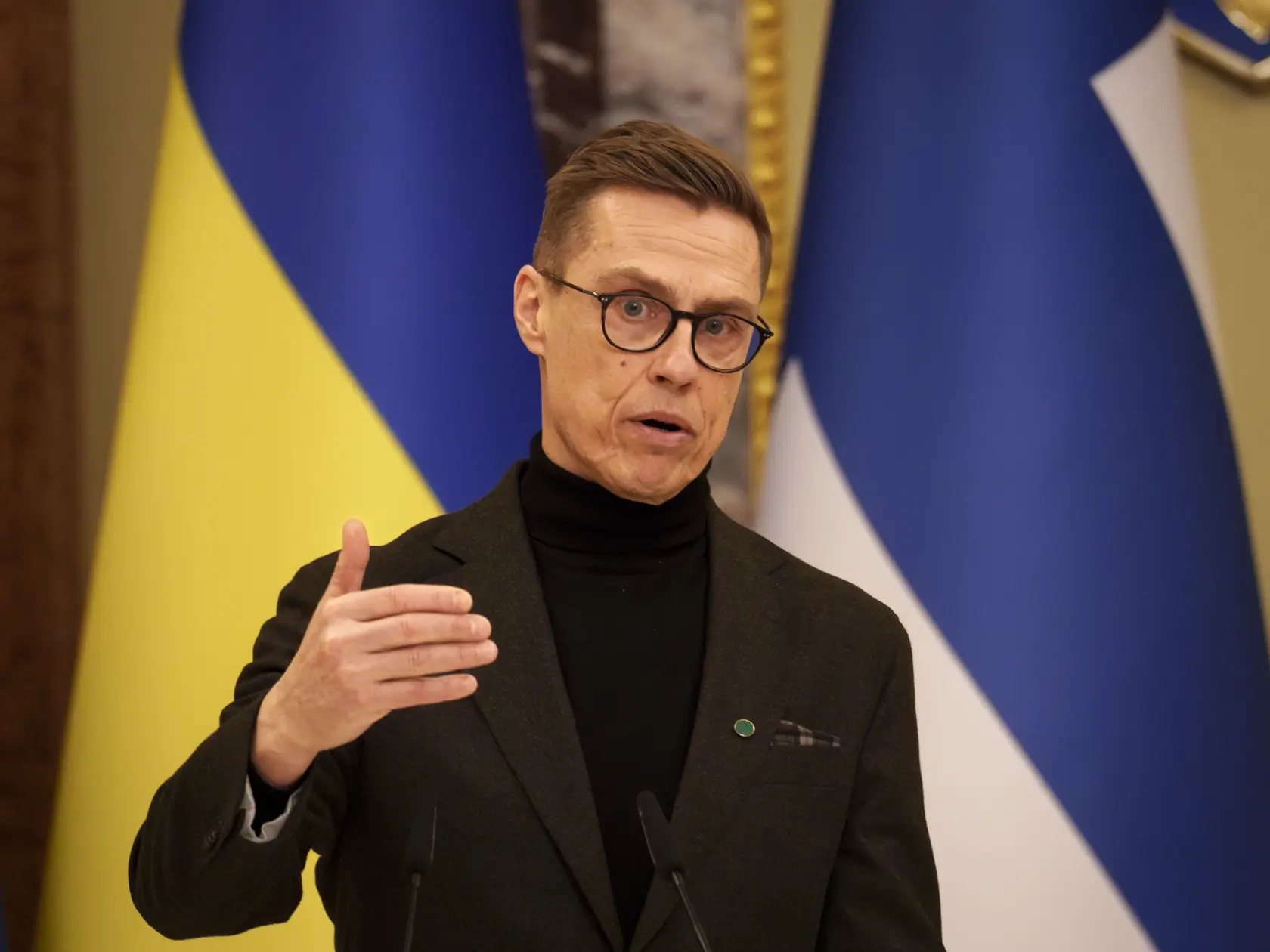 Fínsky prezident Alexander Stubb hovorí počas tlačovej konferencie s ukrajinským prezidentom Volodymyrom Zelenským v Kyjeve 3. apríla 2024.